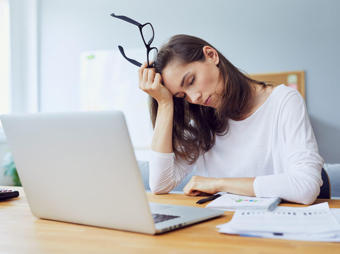 жінка, недосипання, втома 