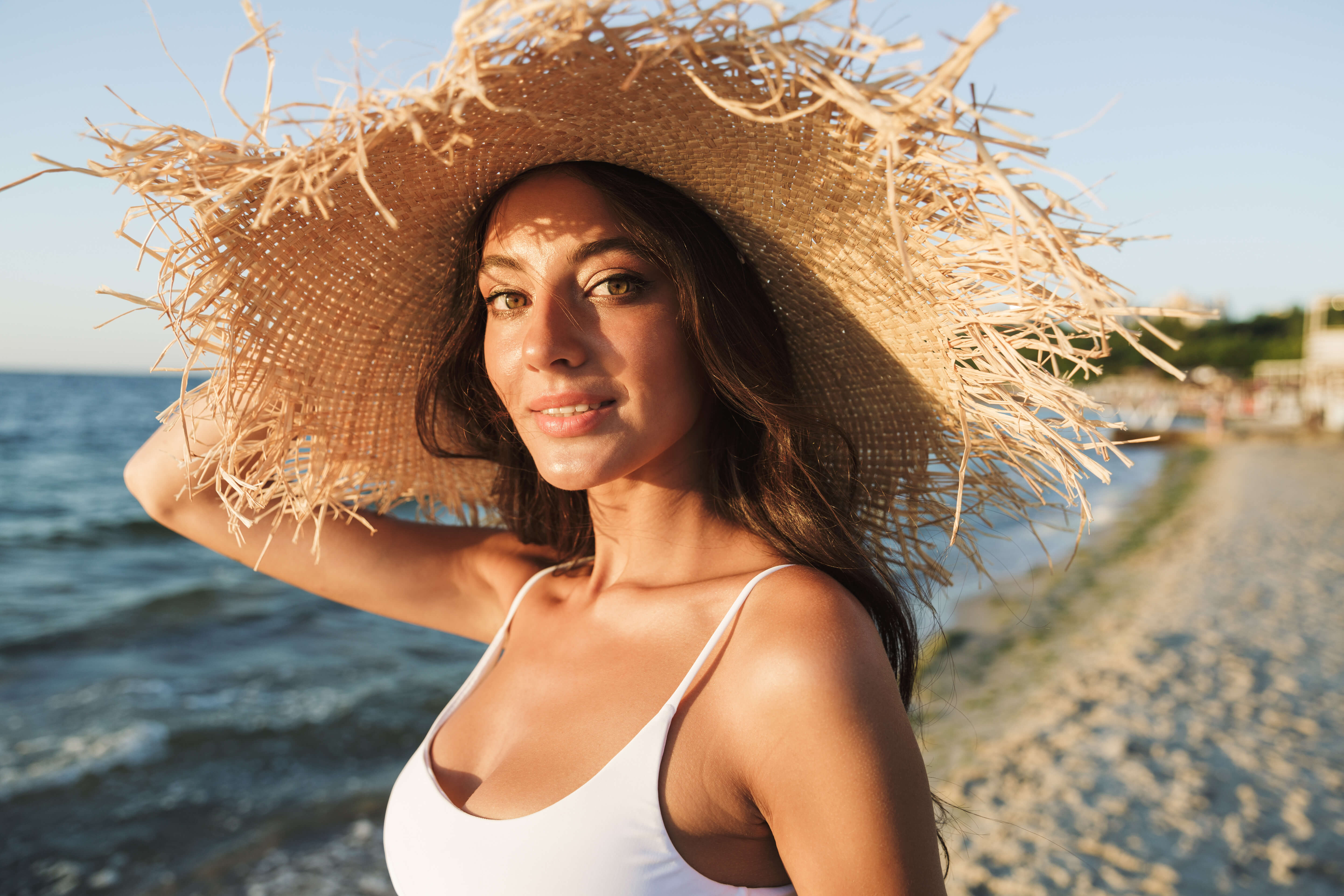 вітамін для сонця - жінка на пляжі 