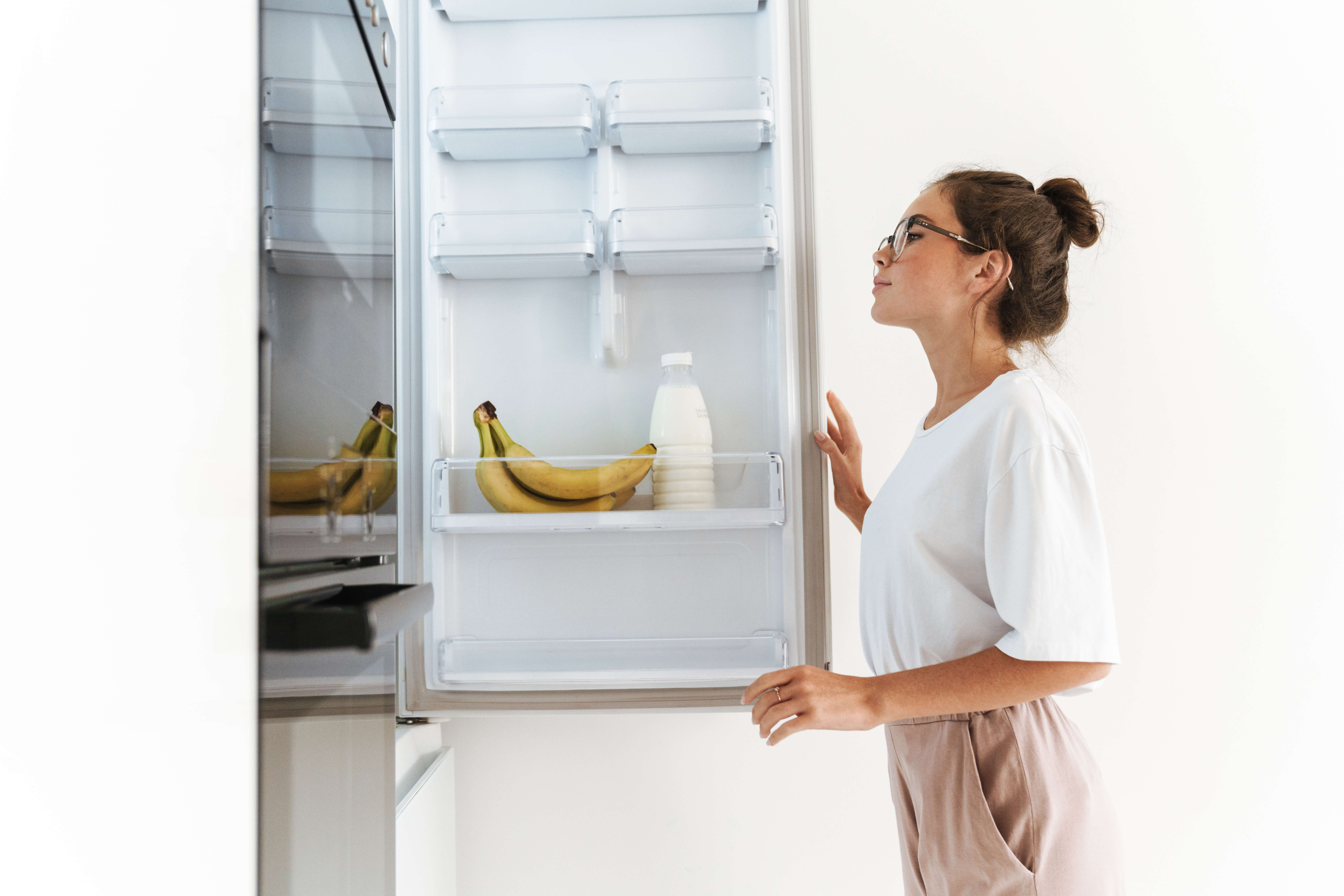жінка біля холодильника 
