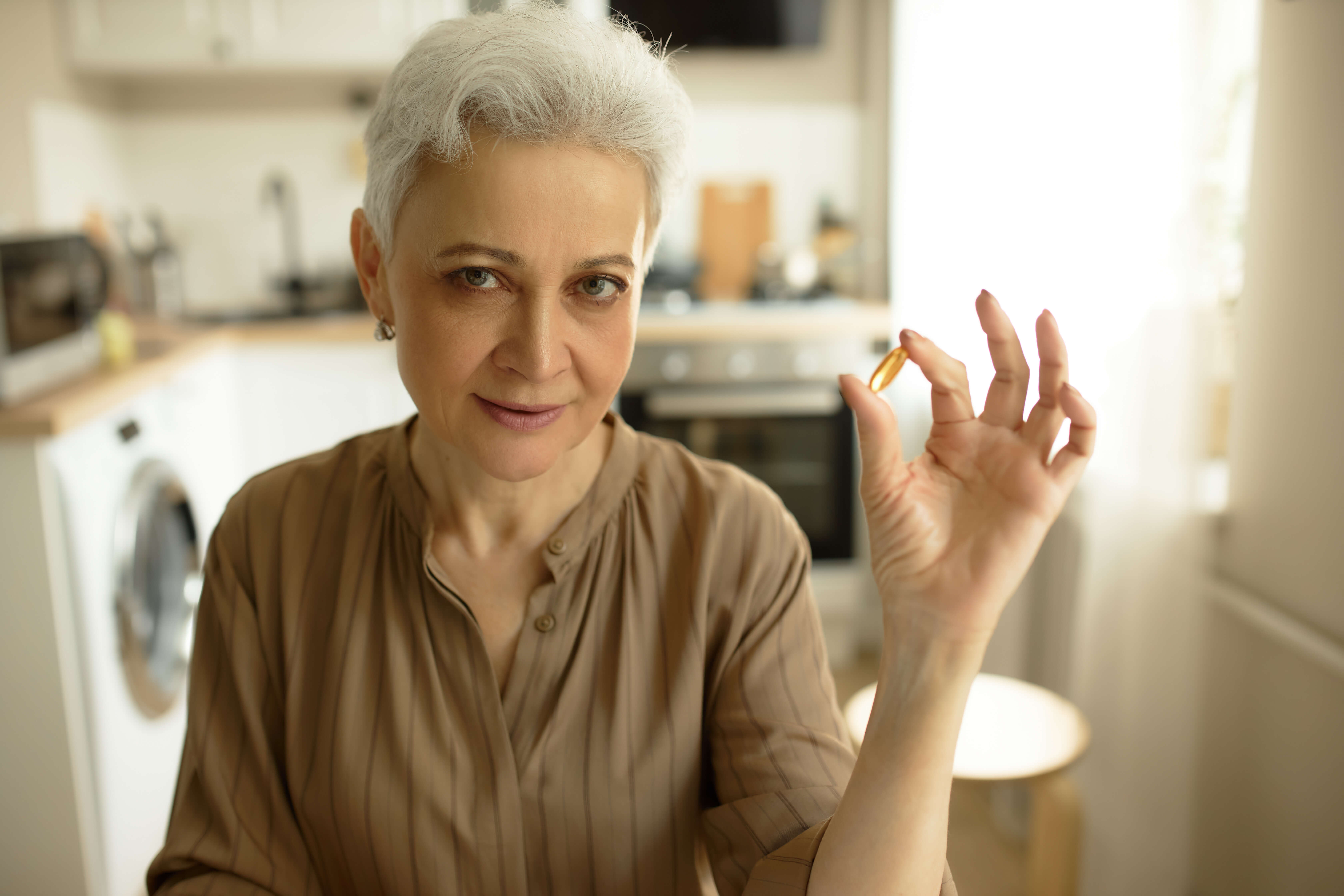 літня жінка, пенсіонерка - омега 3 