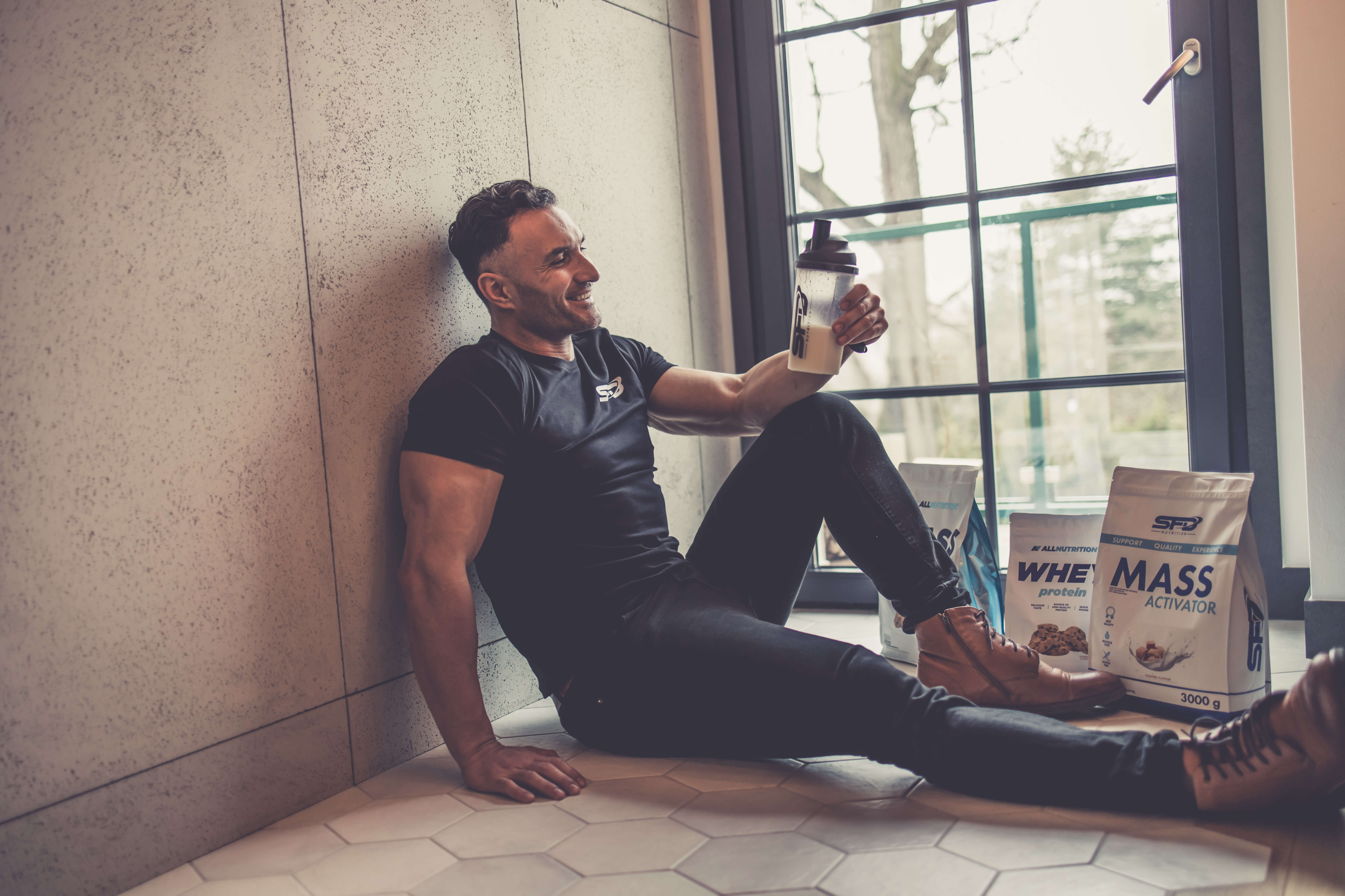 чоловік з поживним речовиною типу гейнера 