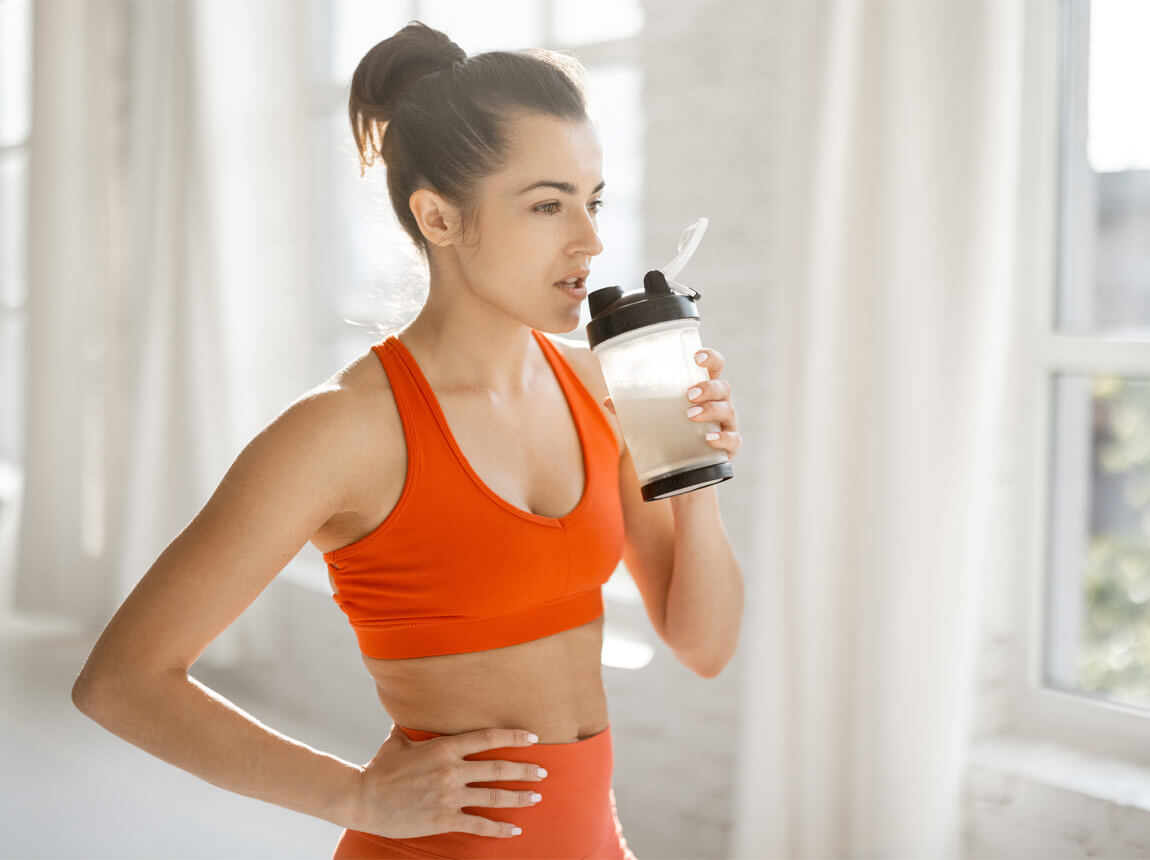 ЖІНКА З ШЕЙКЕРОМ