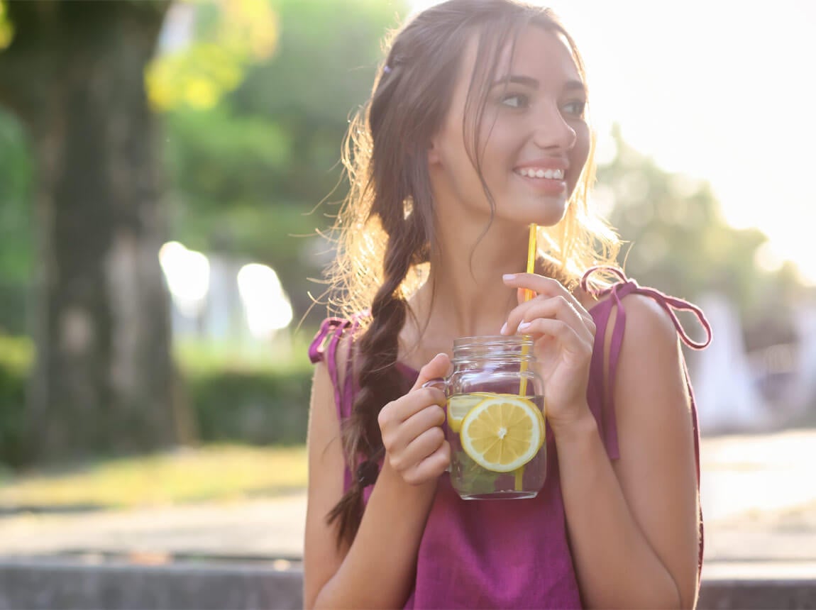 жінка - вода з лимоном 