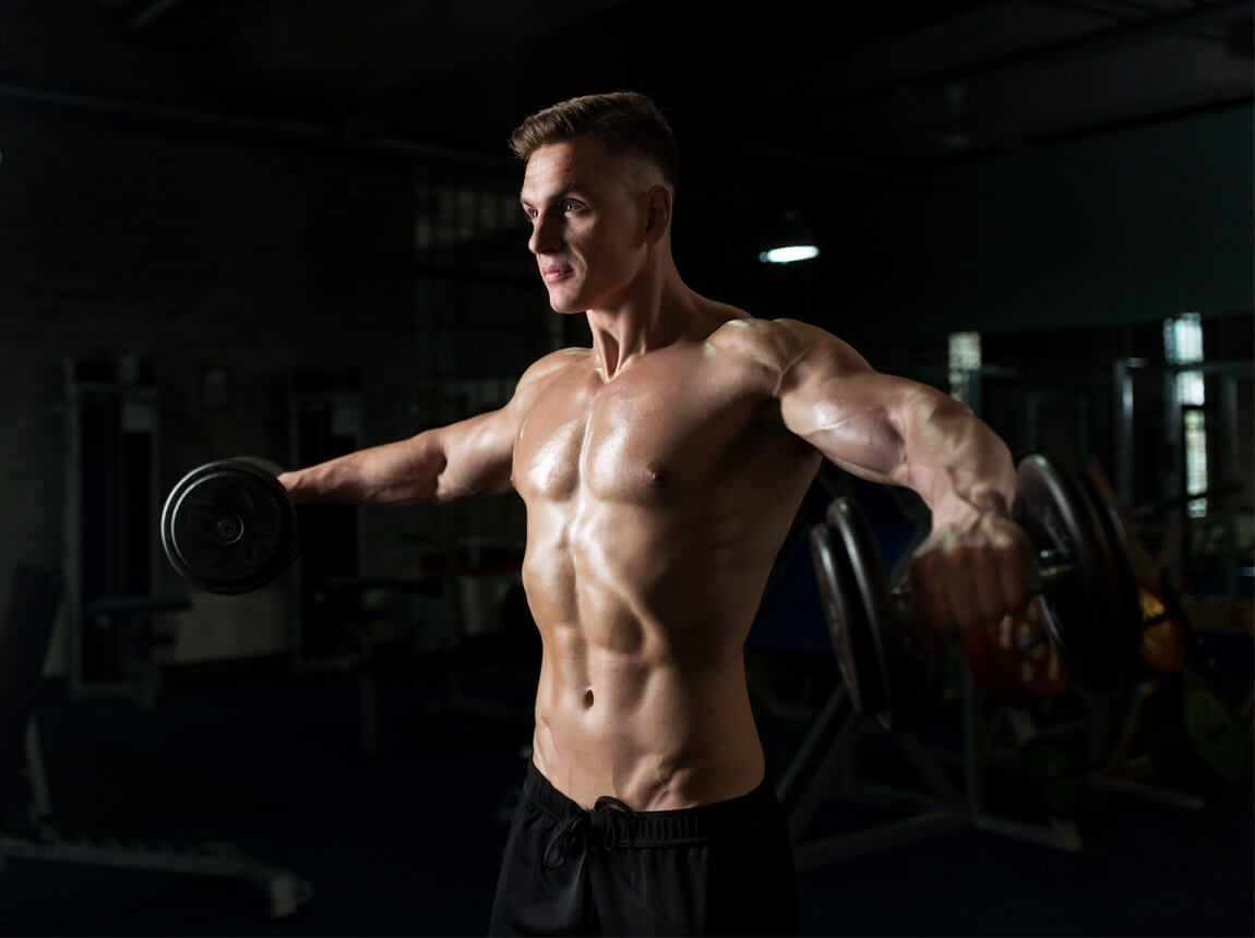 чоловік під час силових тренувань 