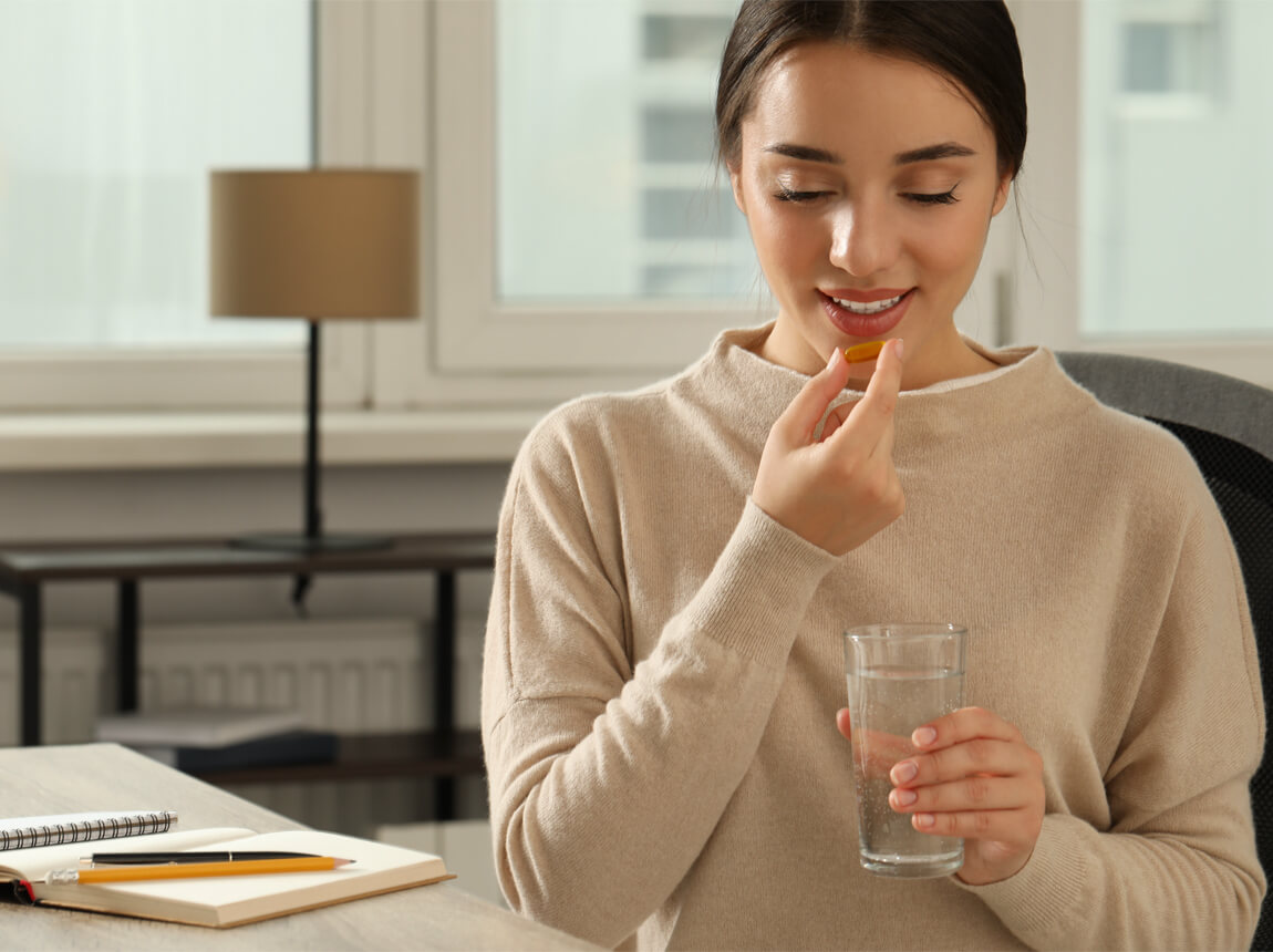 жінка з капсулою 