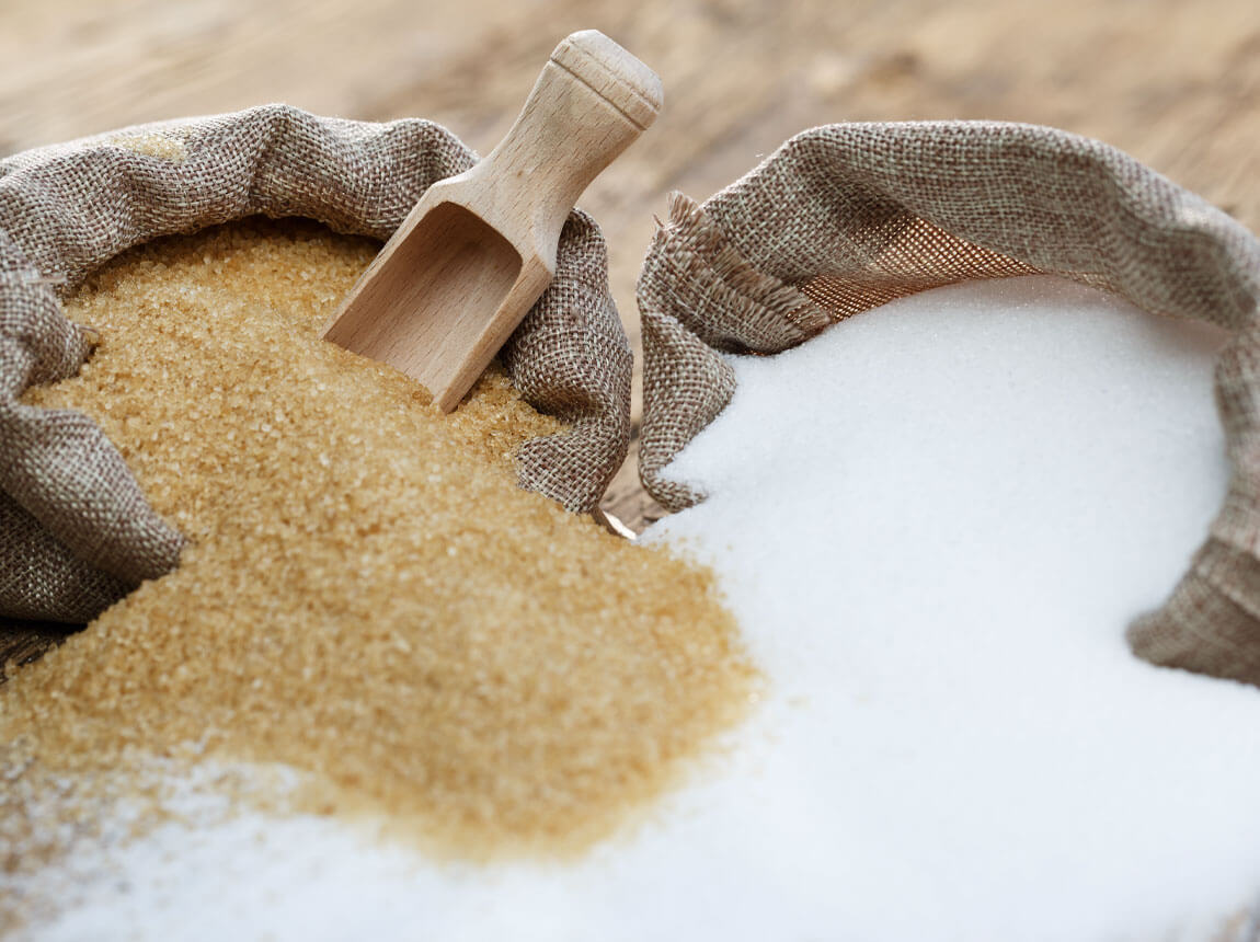 білий і коричневий цукор 