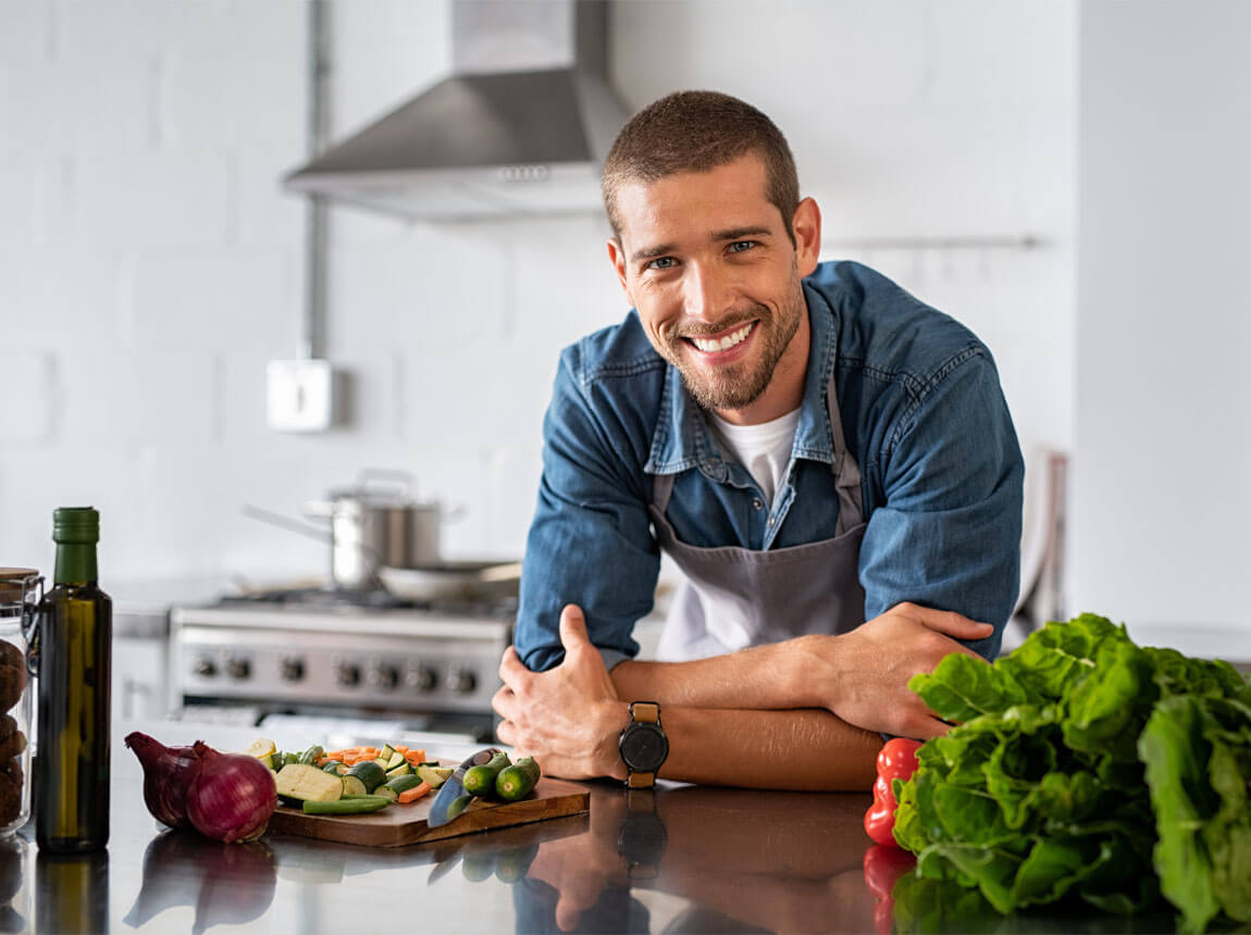 чоловік на кухні 