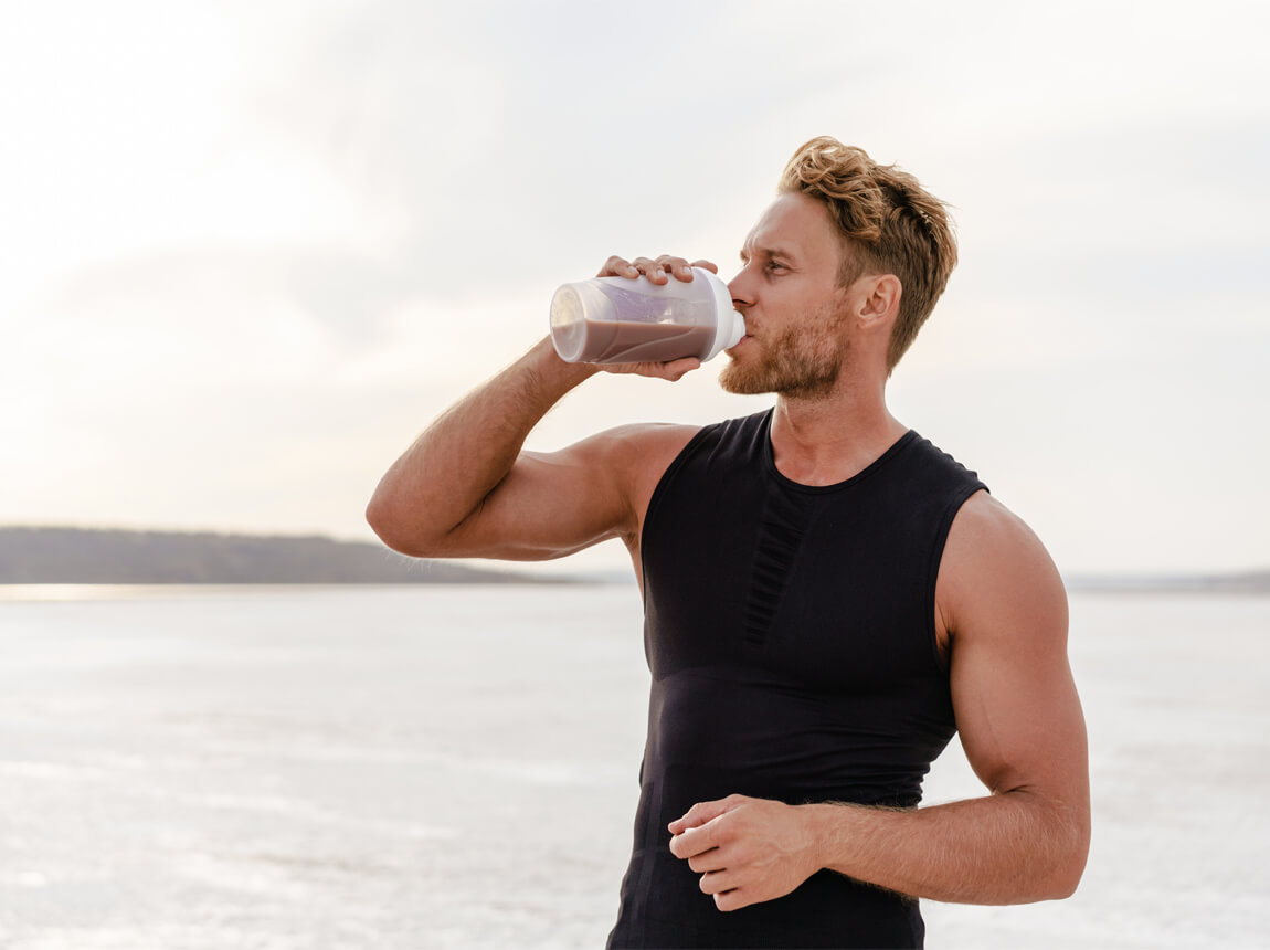 чоловік з протеїновою добавкою 