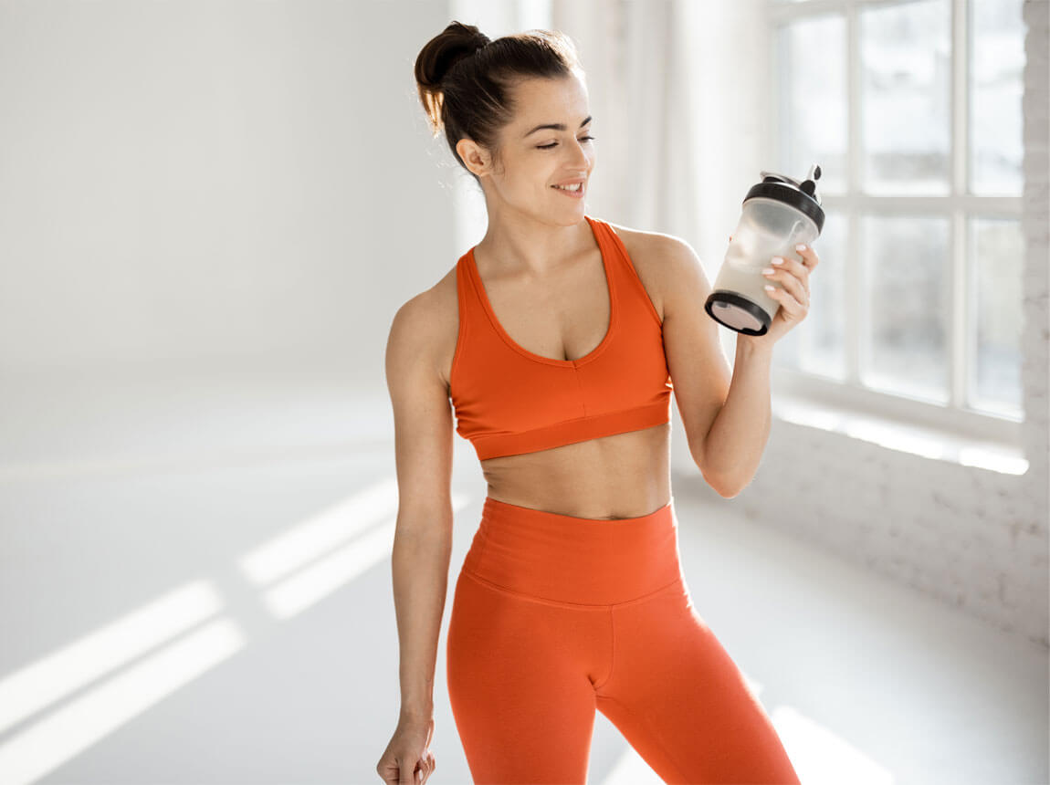 жінка з протеїновим коктейлем 