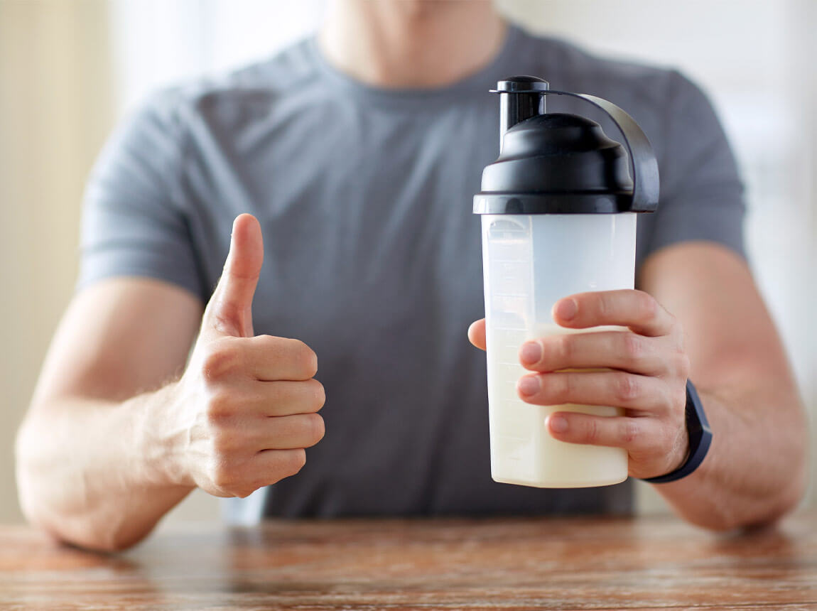 чоловік з протеїновим коктейлем 