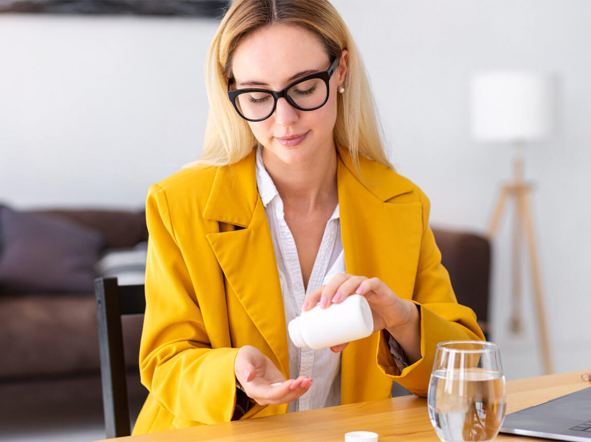 жінка з вітамінною капсулою