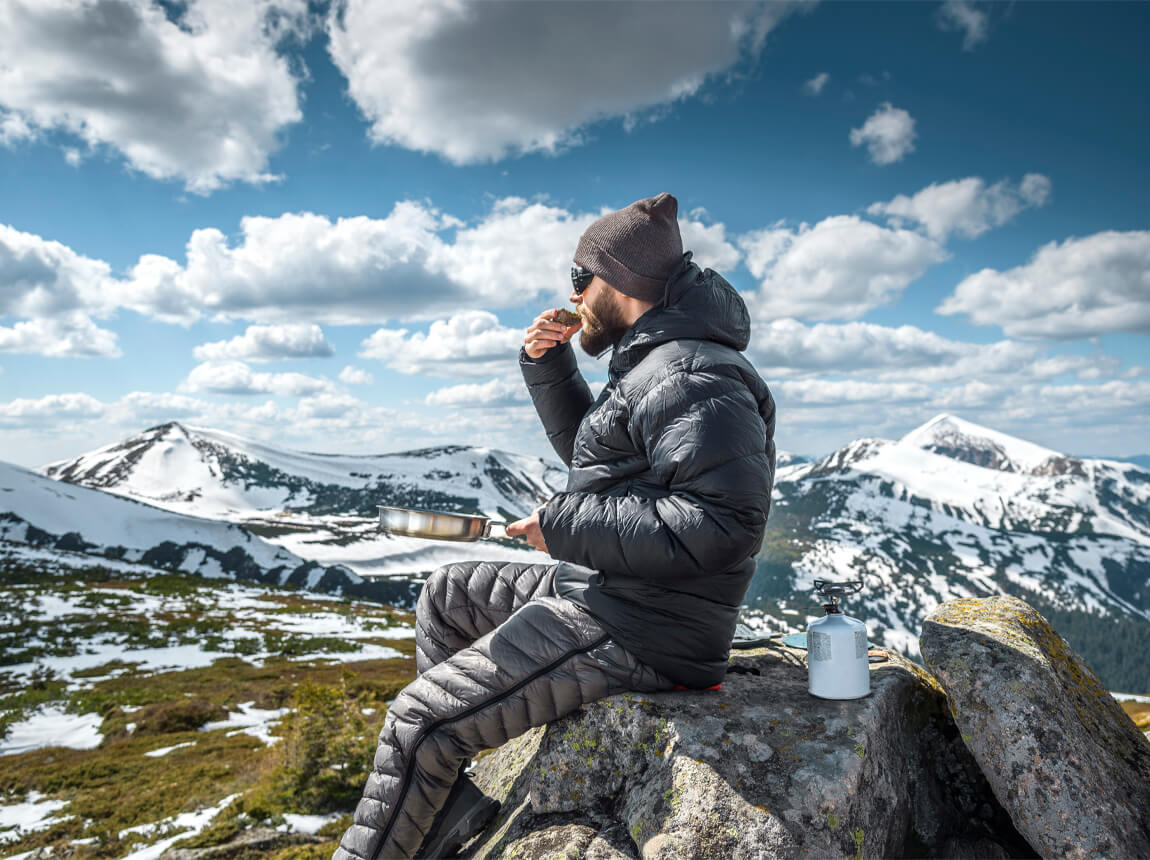 чоловік, похід в гори - перекуси 