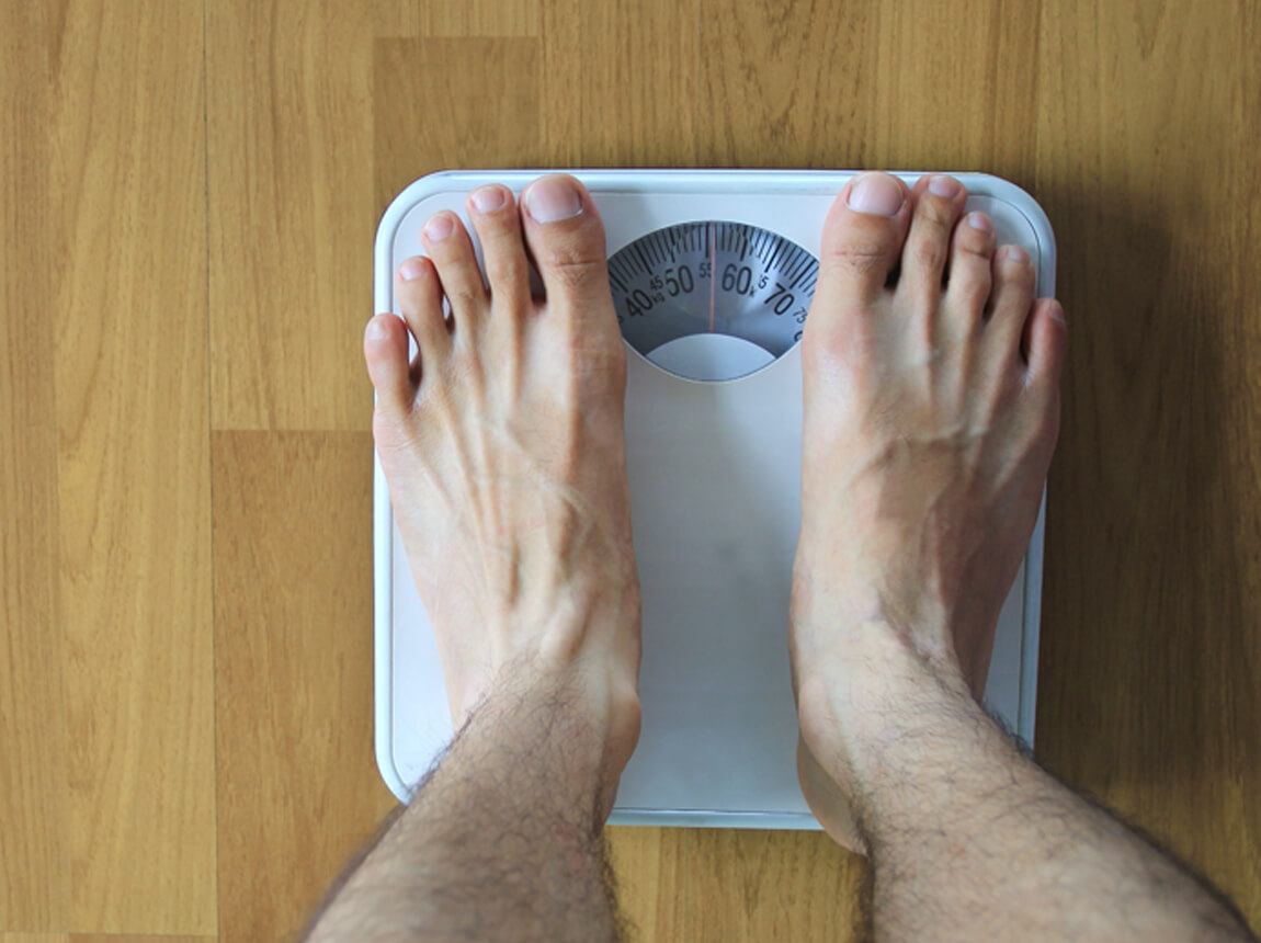 чоловік на вагах - нарощування м'язової маси 