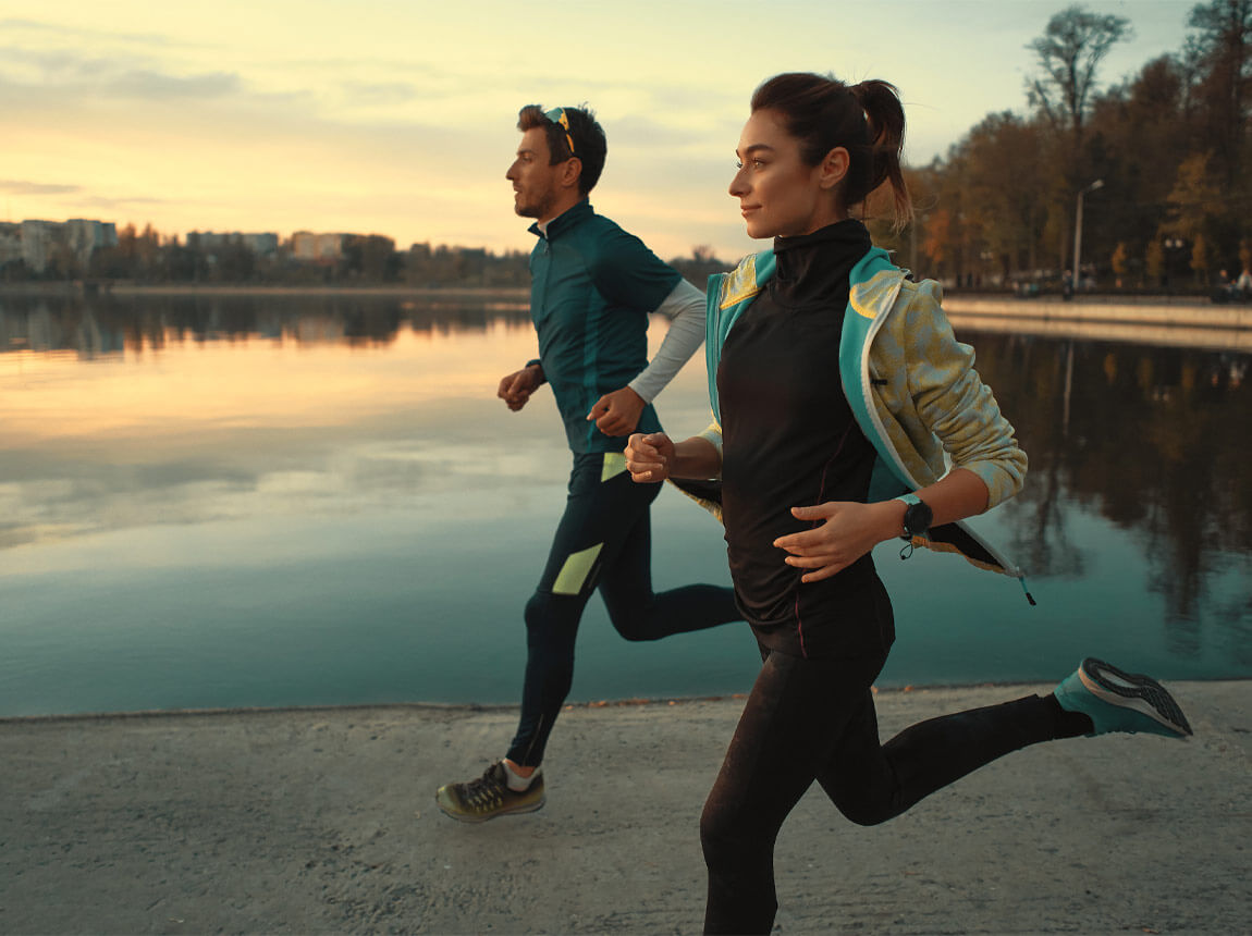 жінка і чоловік - біжать 