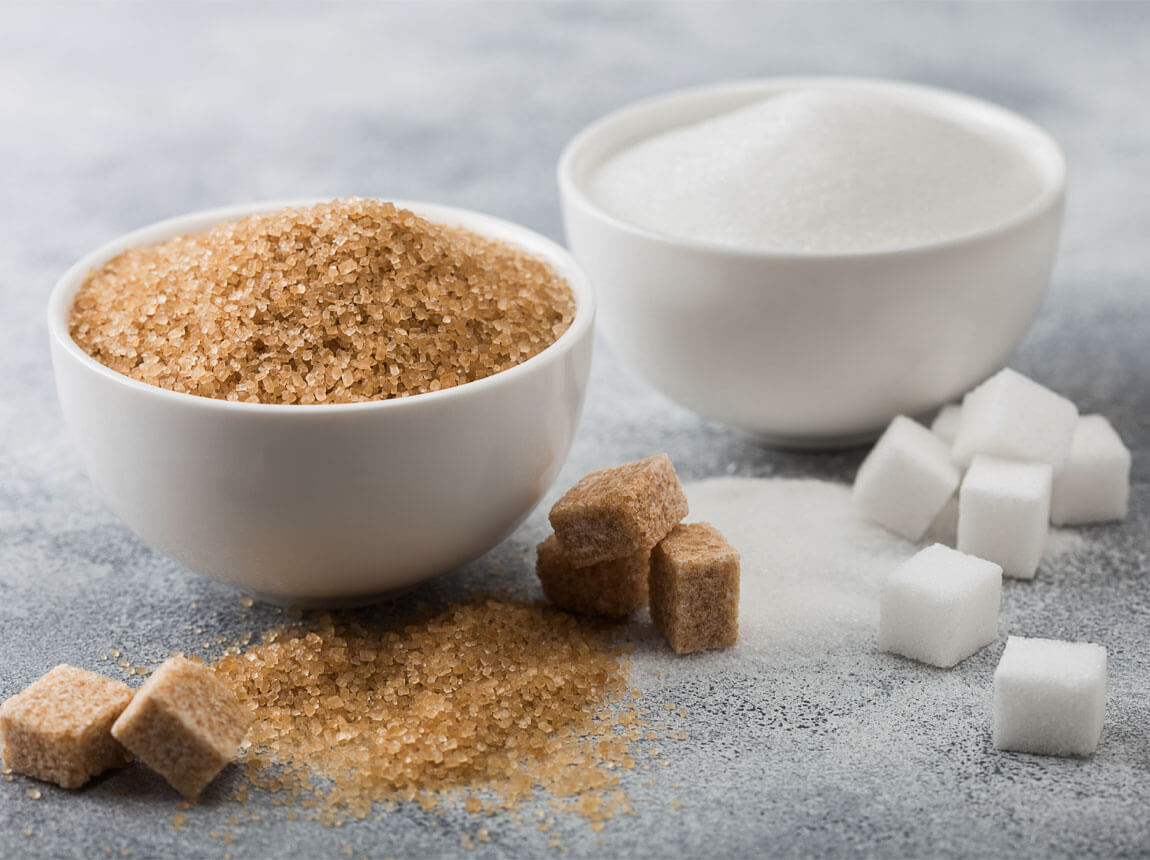 білий і коричневий цукор 