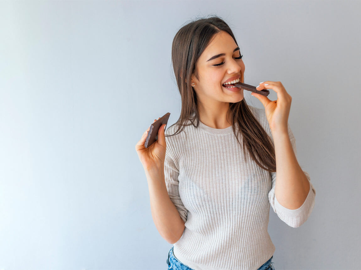 жінка з шоколадкою