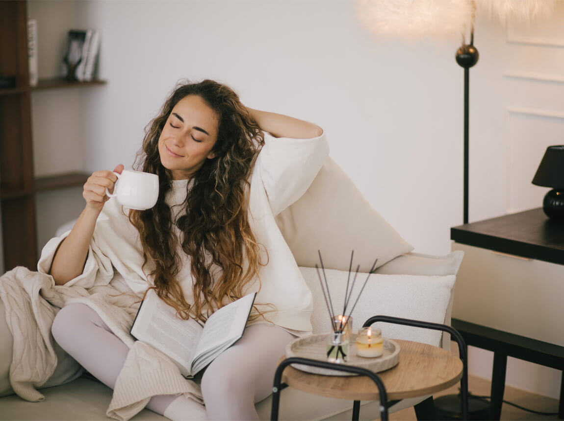 жінка з чашкою чаю 