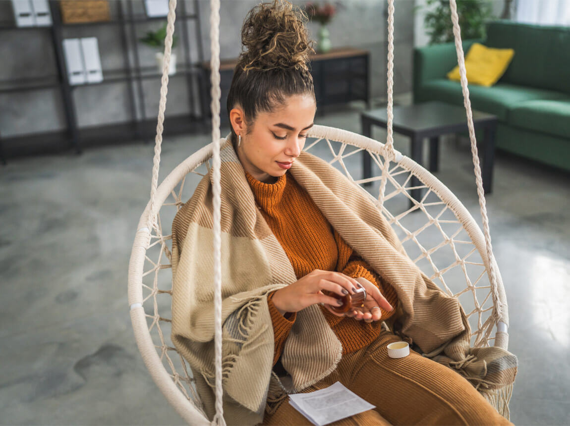 жінка з капсулою коензиму q10 