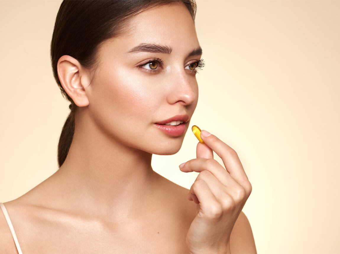 жінка з капсулою омега 3 