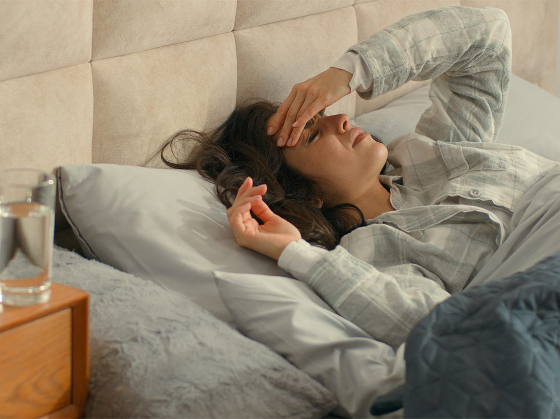 похмільна жінка в ліжку 