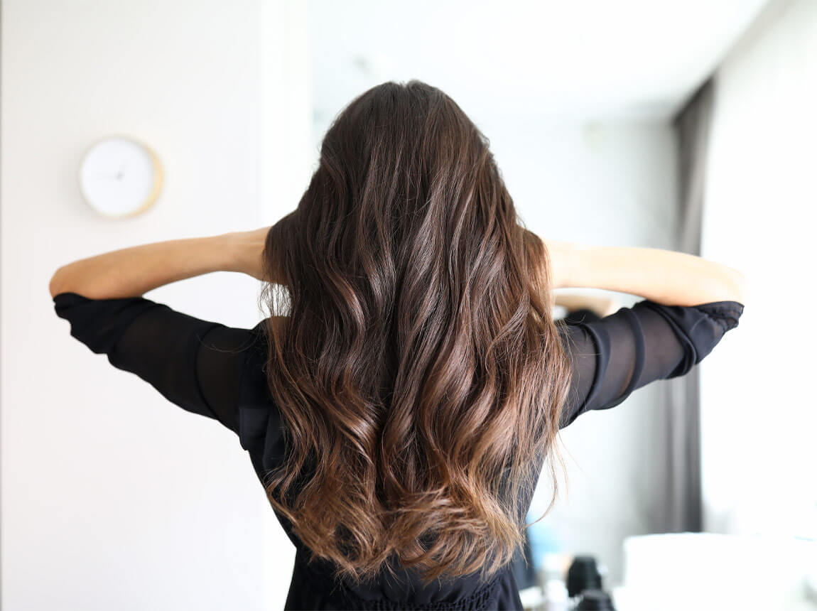 жінка - красиве, здорове волосся - селен 