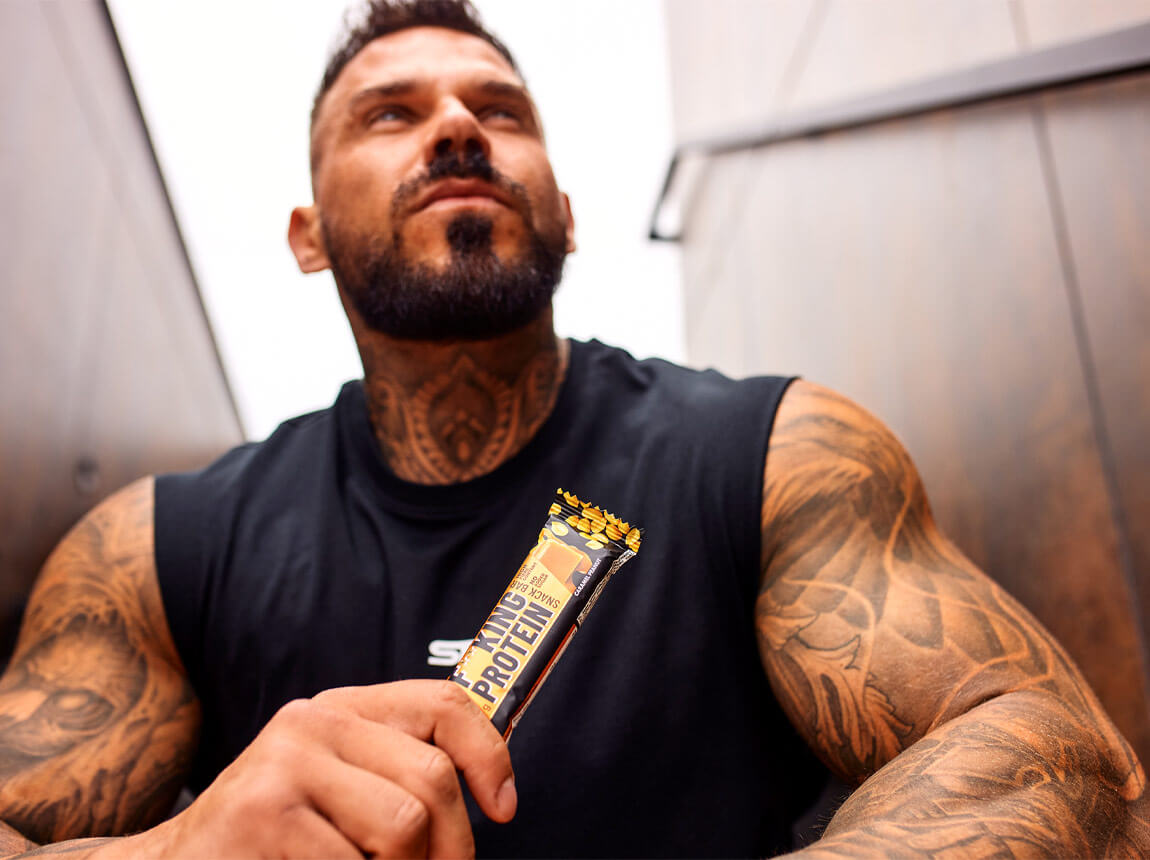 чоловік з протеїновим батончиком 