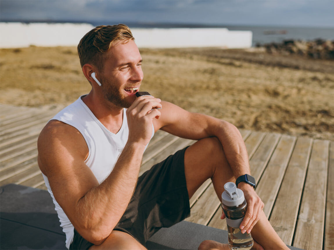 чоловік з протеїновим батончиком 