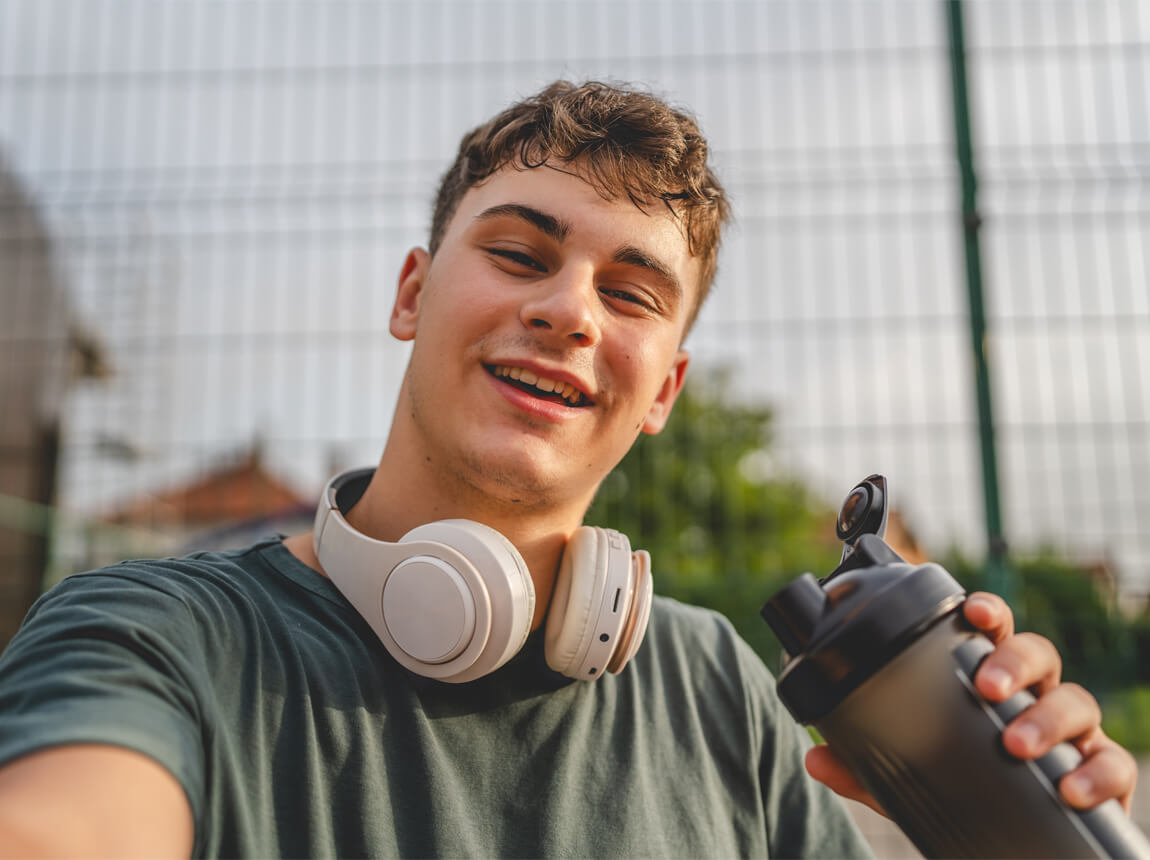 чоловік з протеїновою добавкою