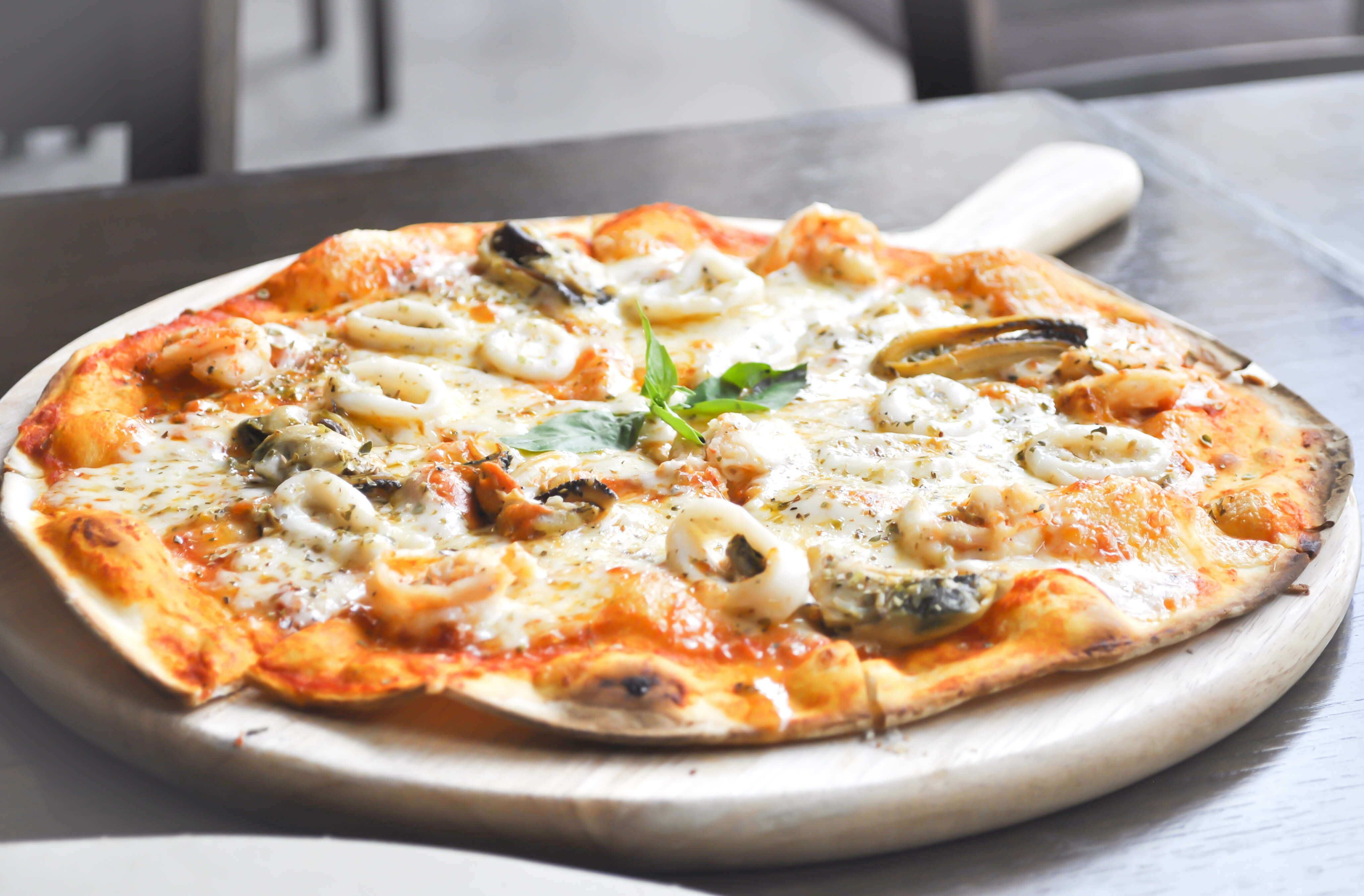 піца з тонким коржем 