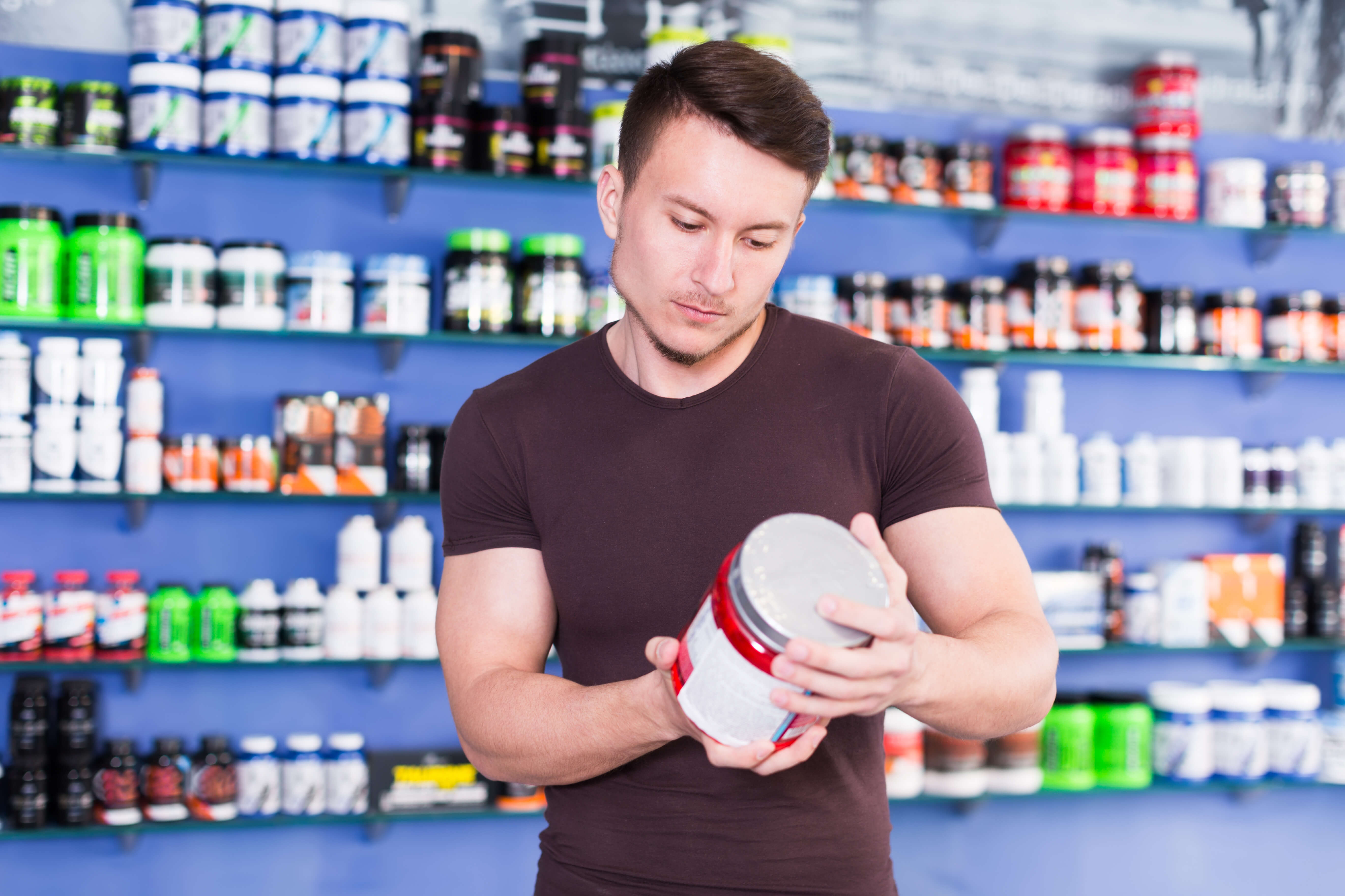 чоловік у магазині харчових добавок 