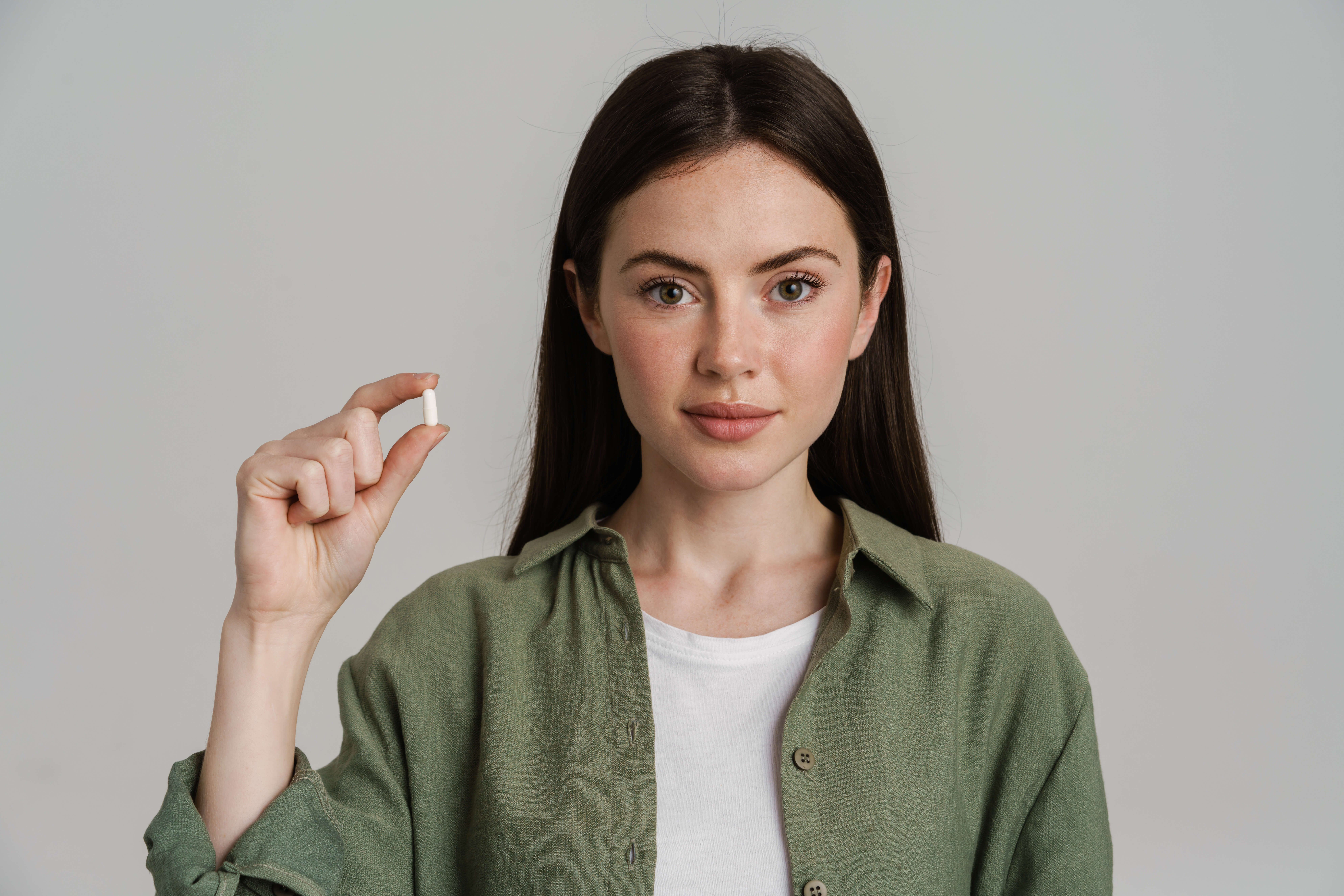 жінка з вітамінною капсулою