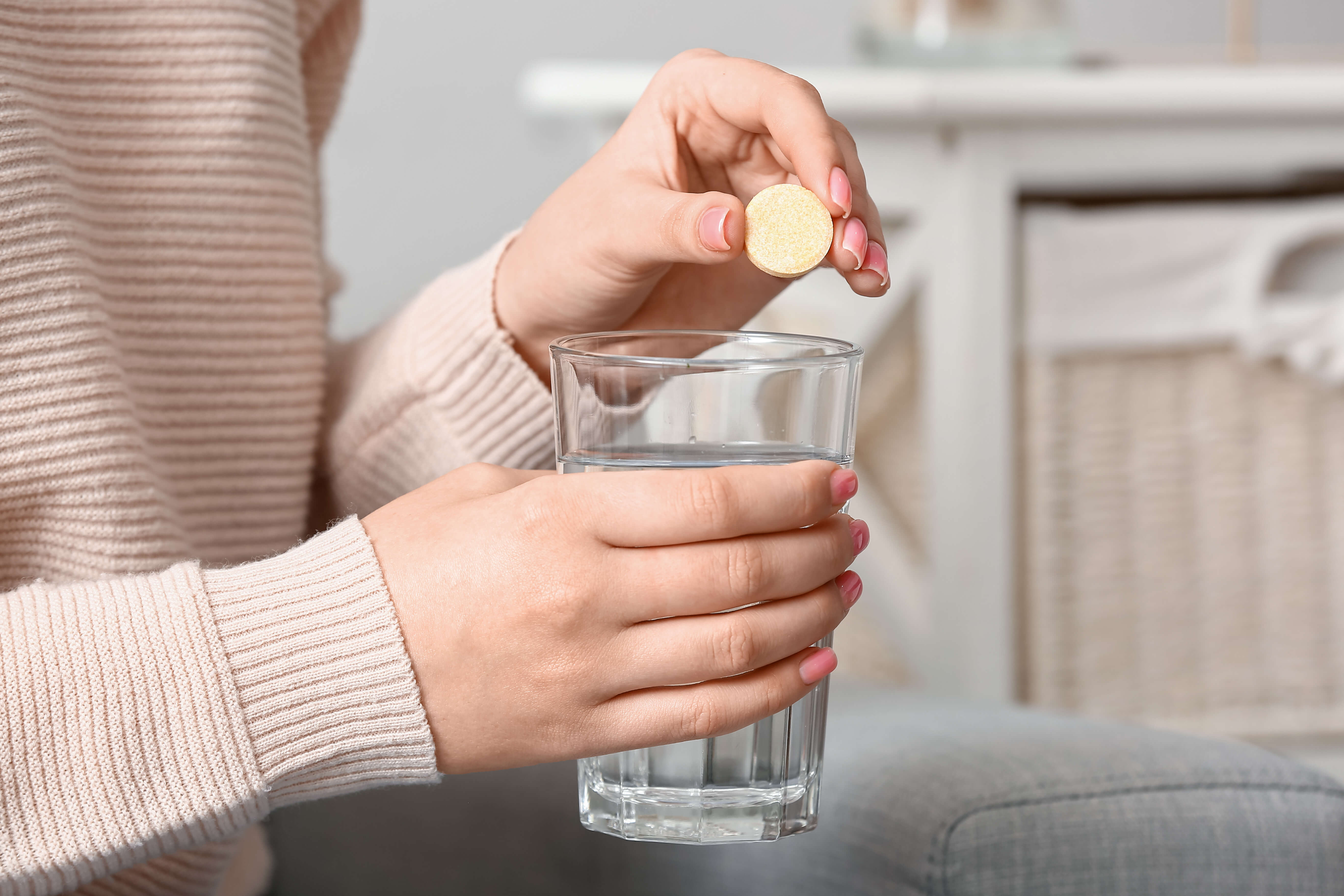 жінка з шипучими таблетками - електролітами 