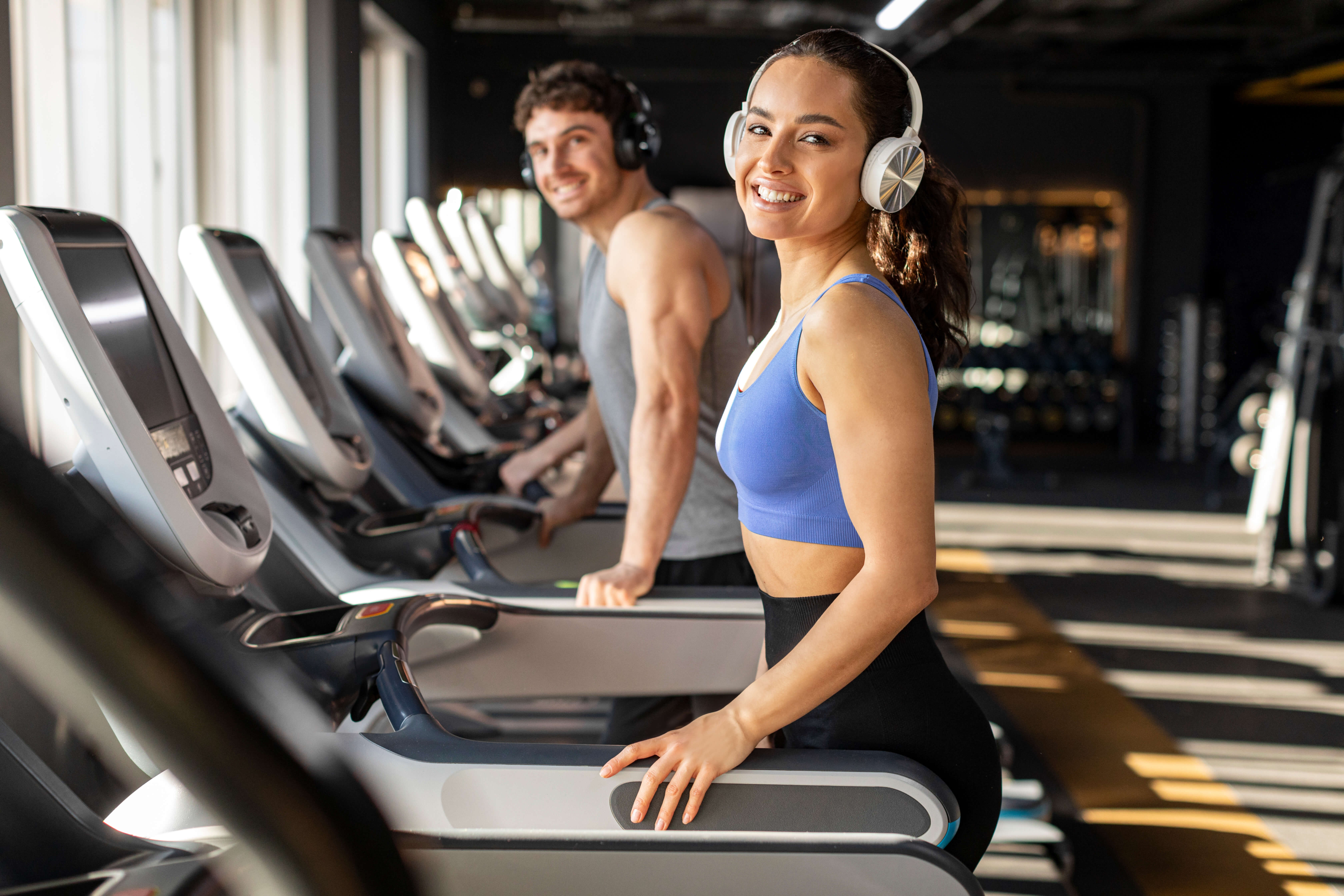 кардіо тренування - чоловік і жінка на біговій доріжці 