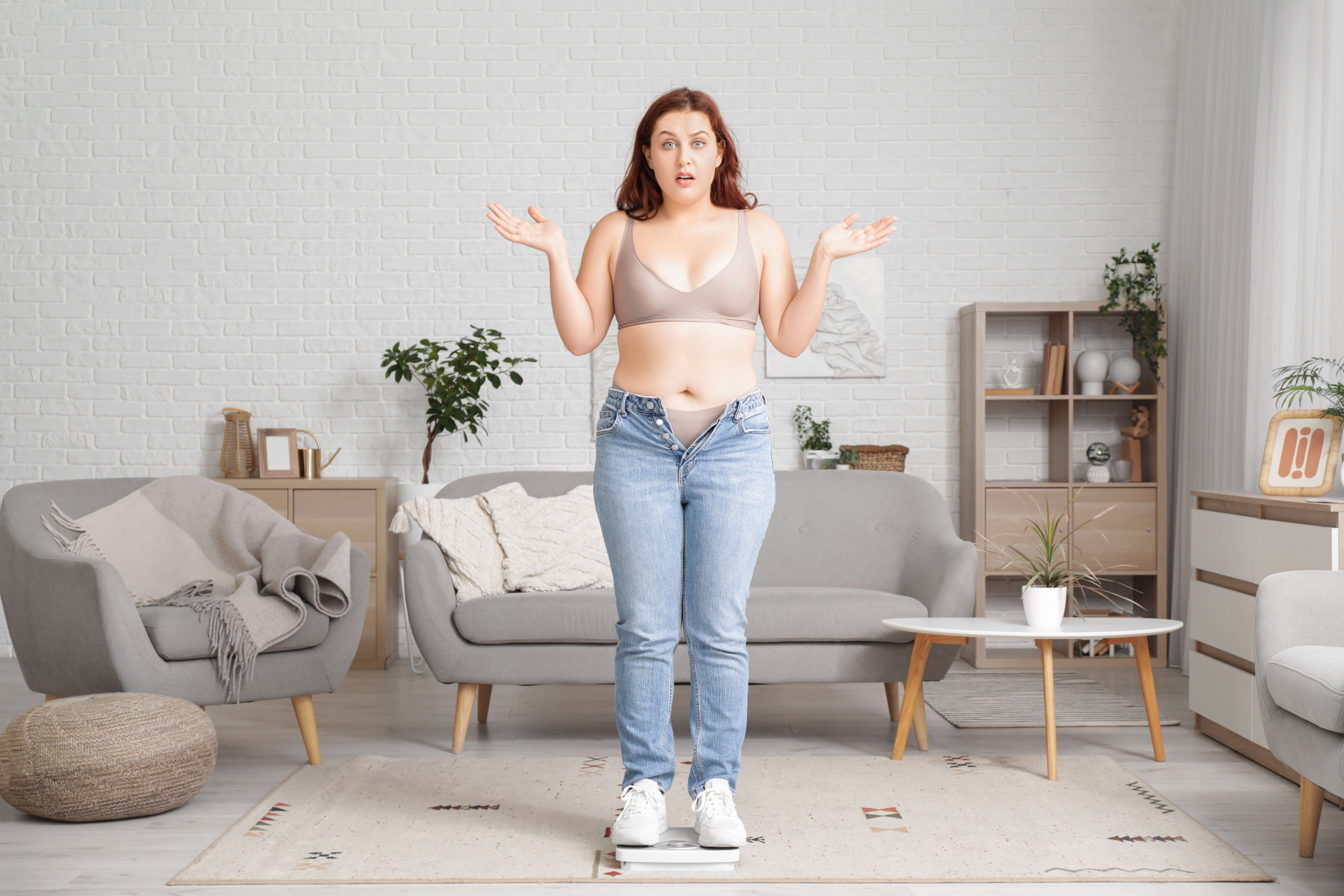 жінка на вагах - схуднення, сюрприз 