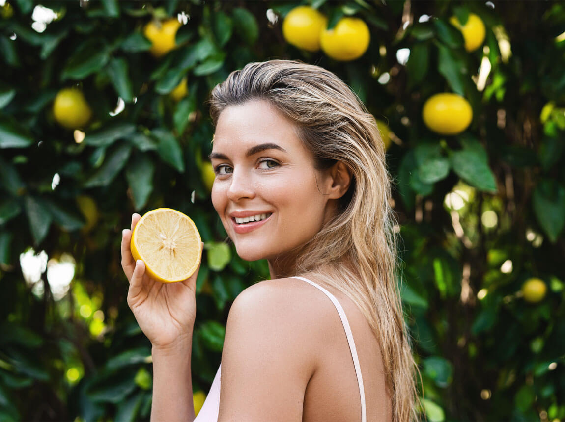 жінка з лимоном - вітамін С