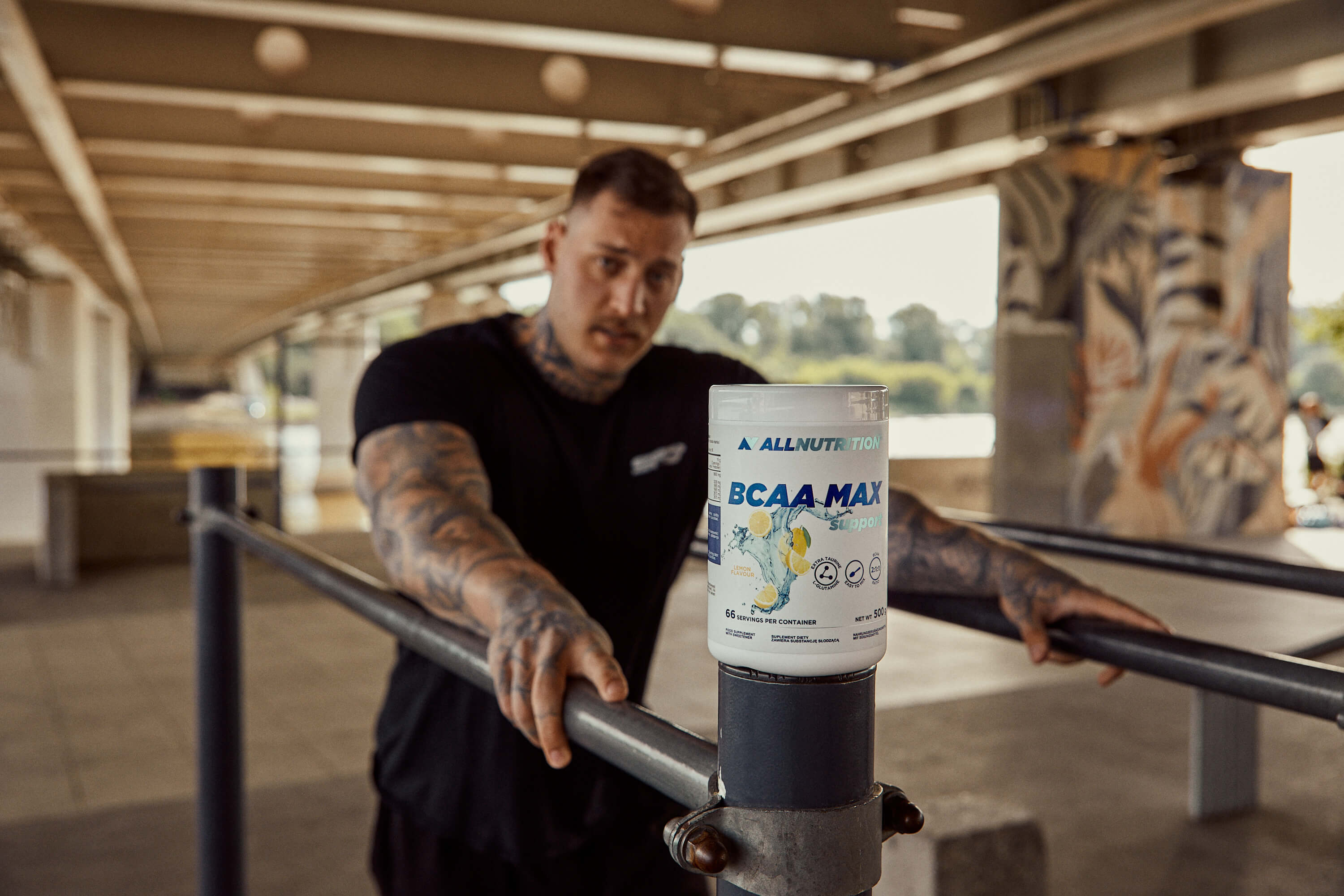 чоловік з BCAA перед тренуванням 