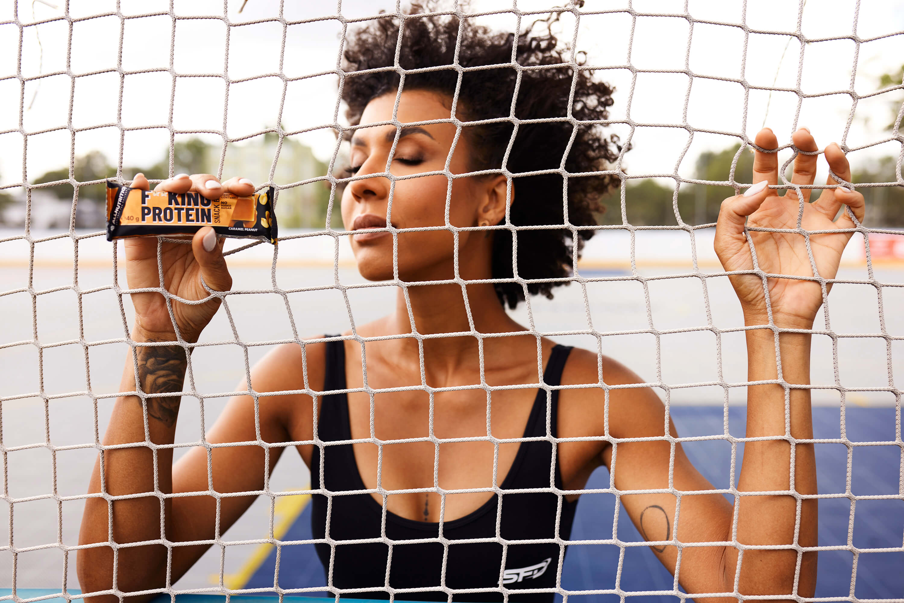 жінка з протеїновим батончиком 