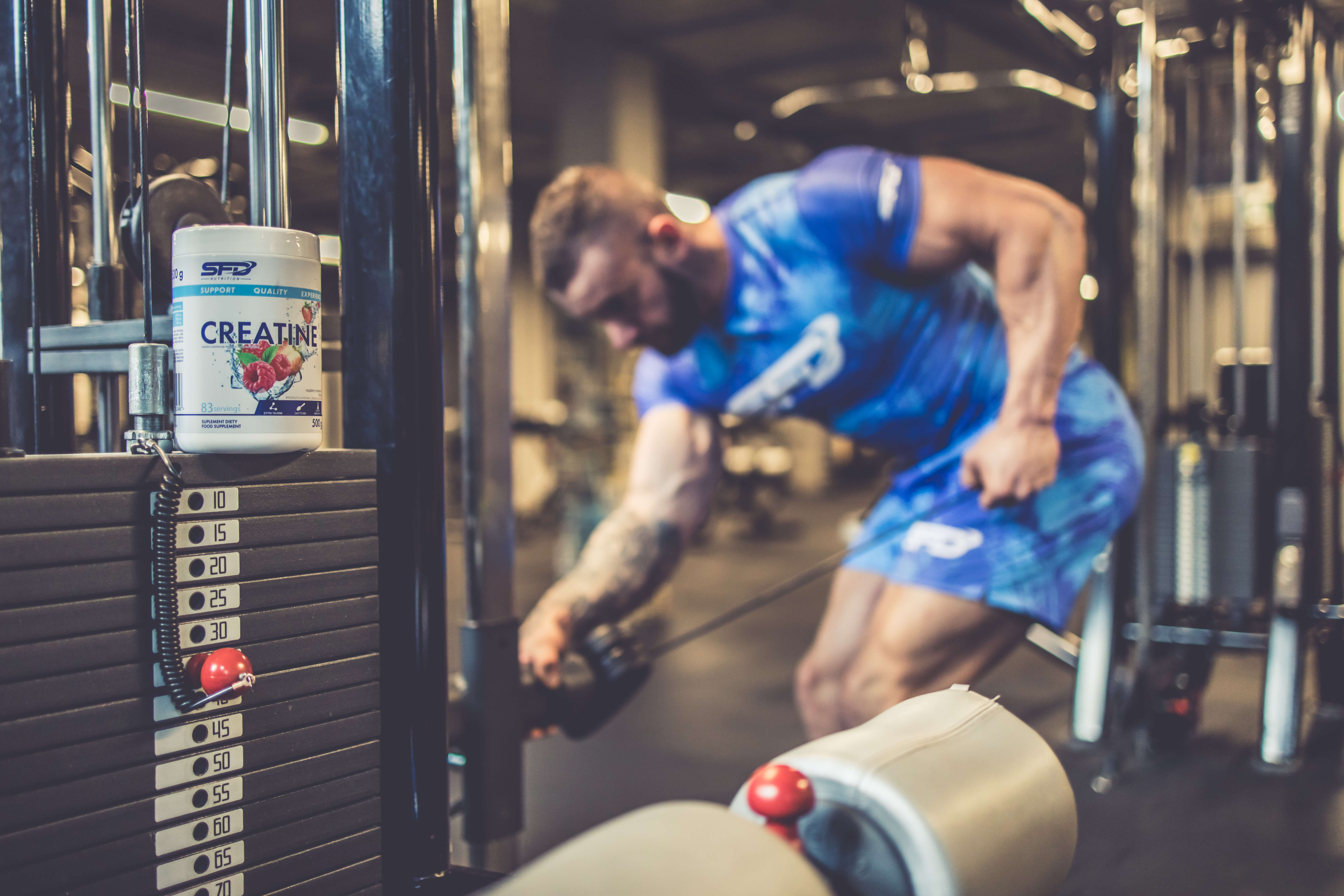чоловік у спортзалі - креатин 