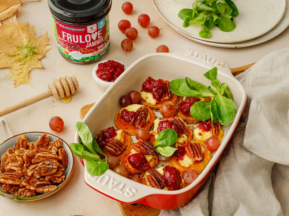 запечені батати з сиром брі, горіхами та Frulove Jammix Cherry