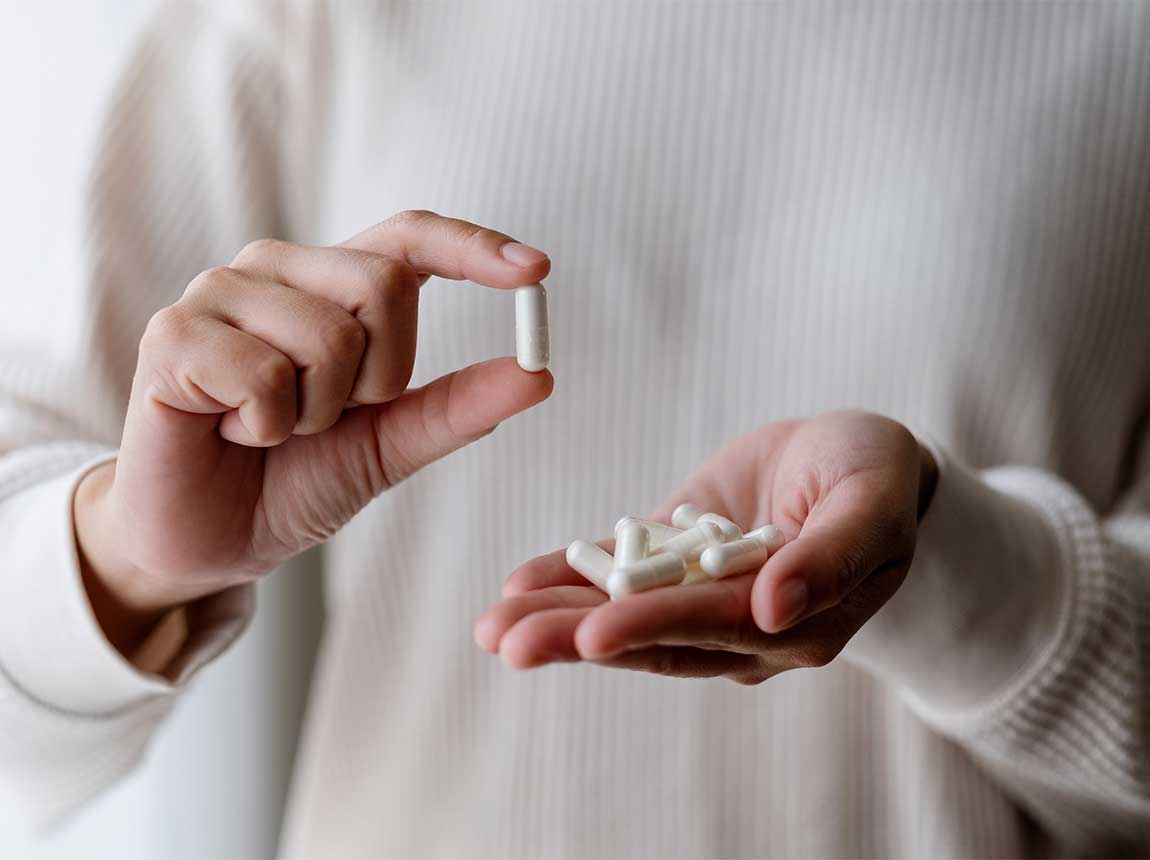 жінка з капсулами