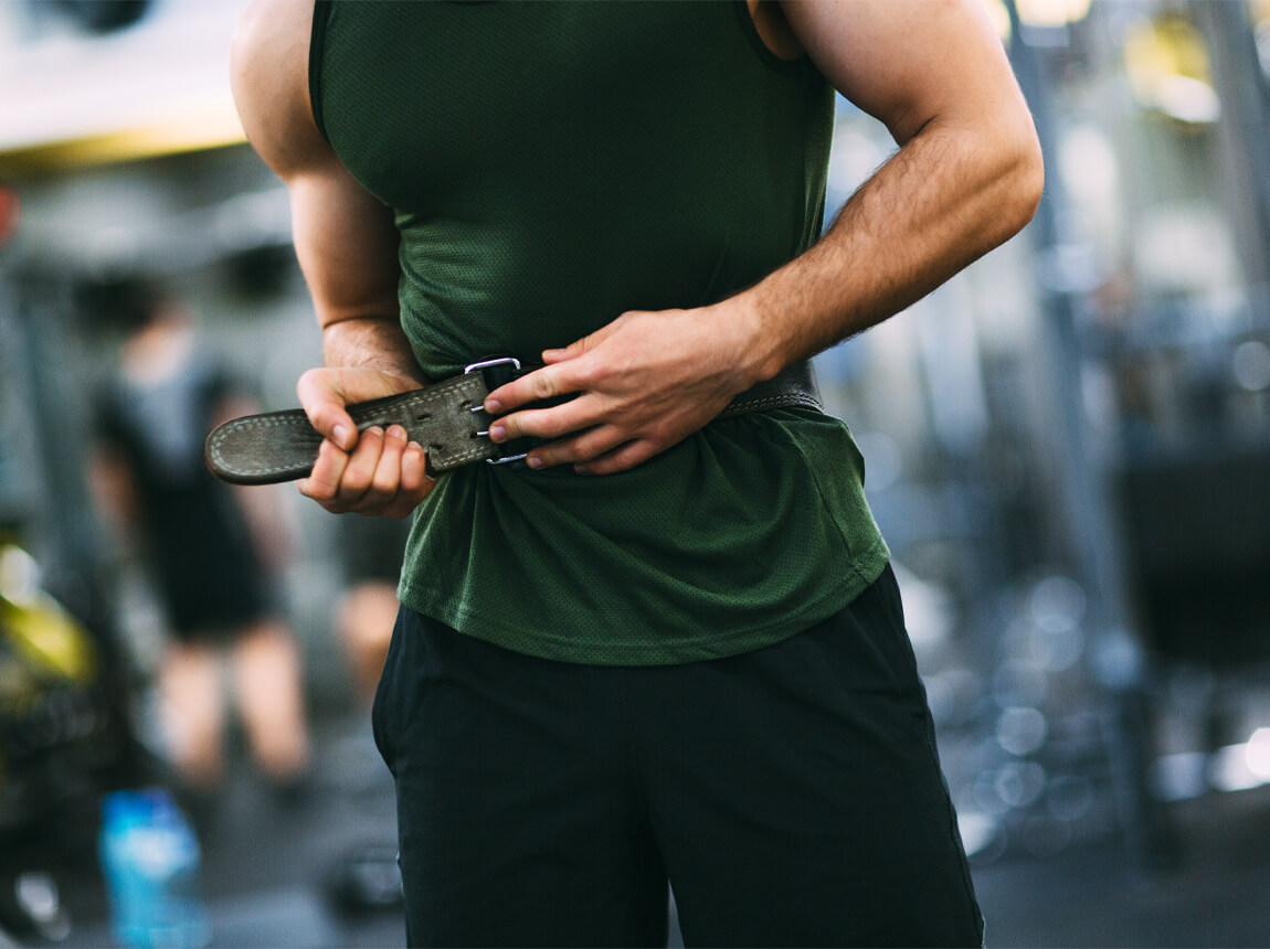 чоловік з тренувальним поясом 