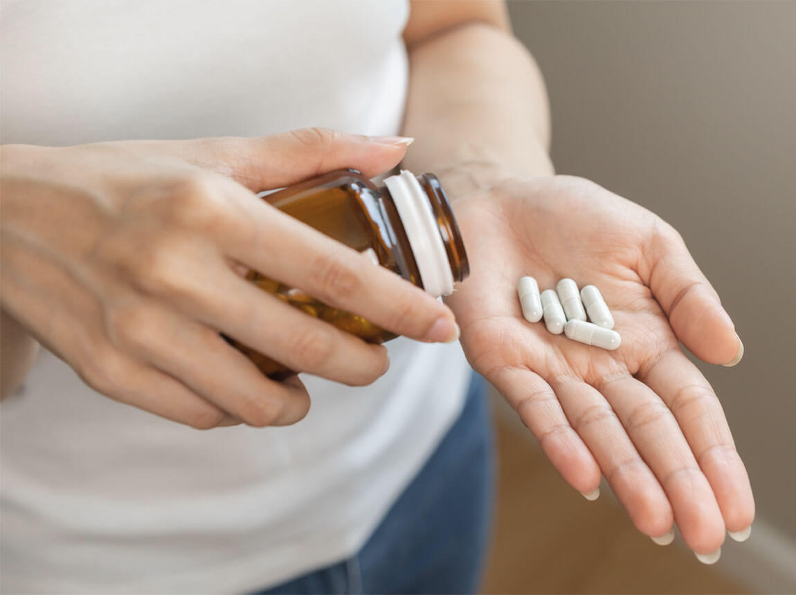 жінка з капсулами берберину  - дієтична добавка в капсулах