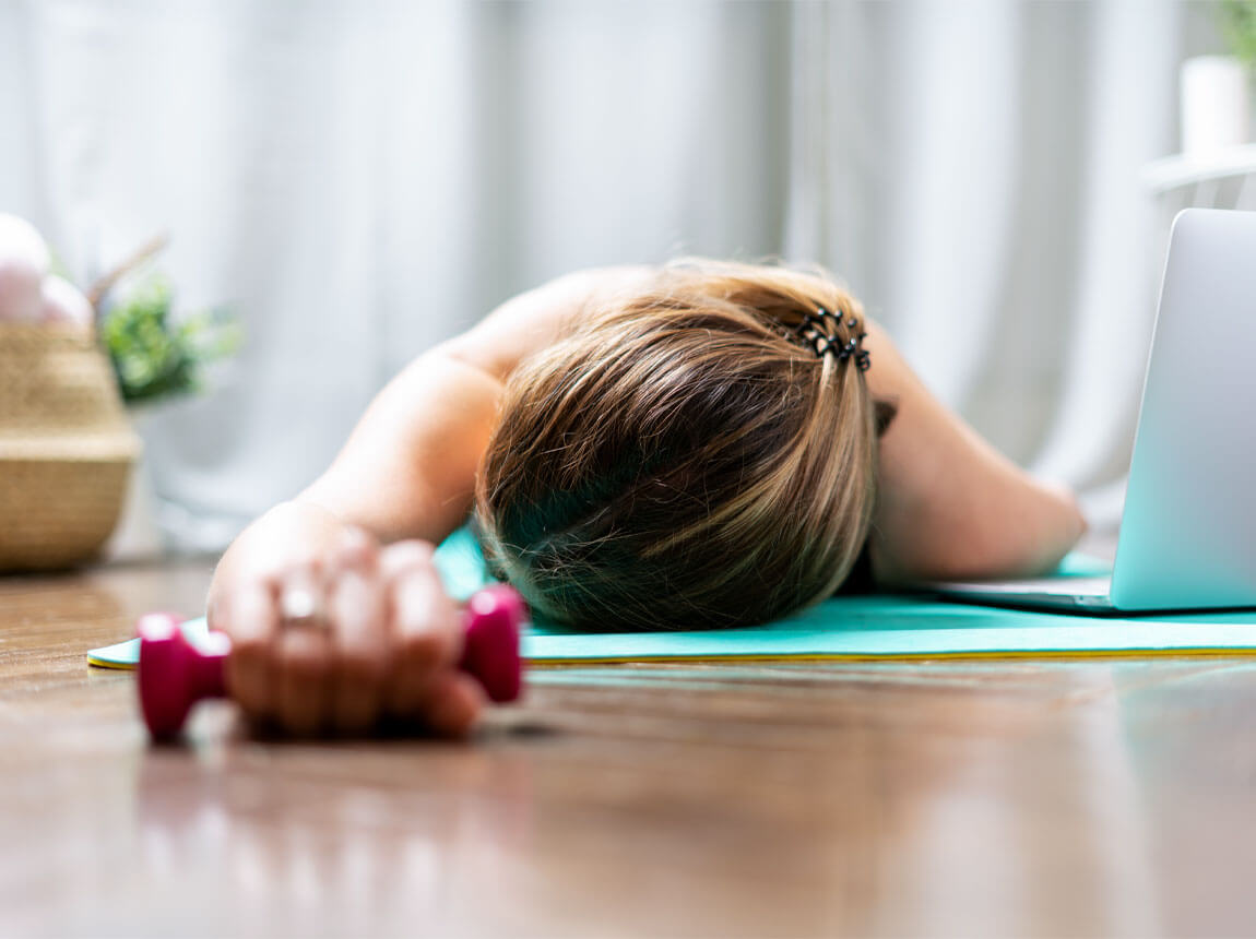 втомлена, сонна жінка після тренування  