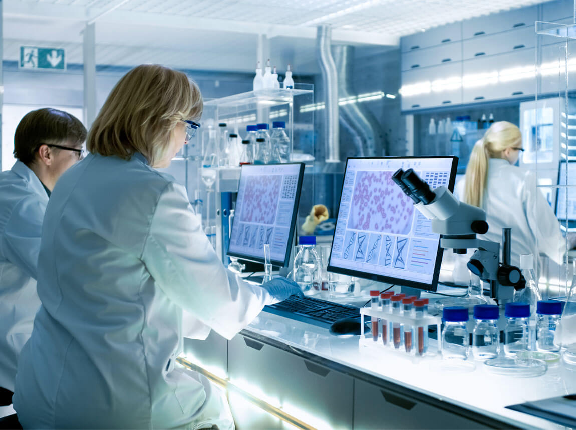 вчені в лабораторії