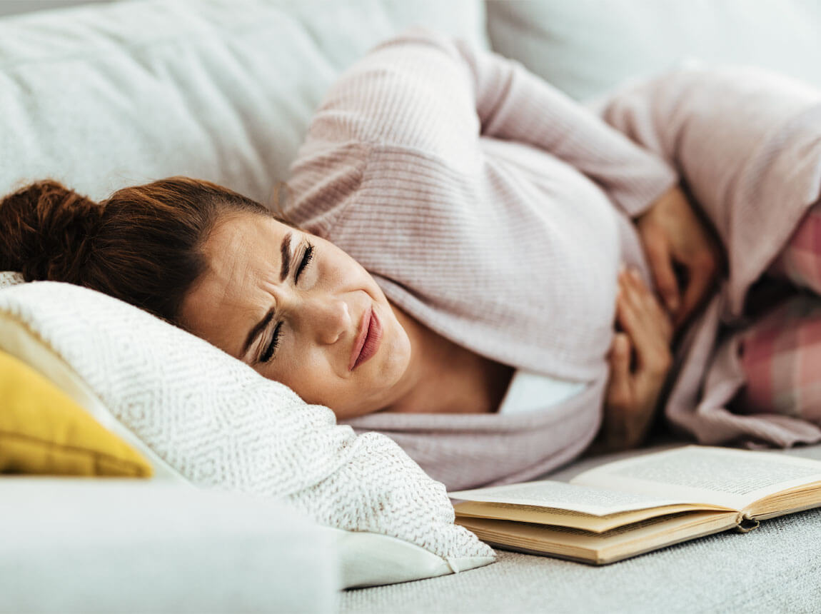 жінка - біль у животі, проблеми з травленням