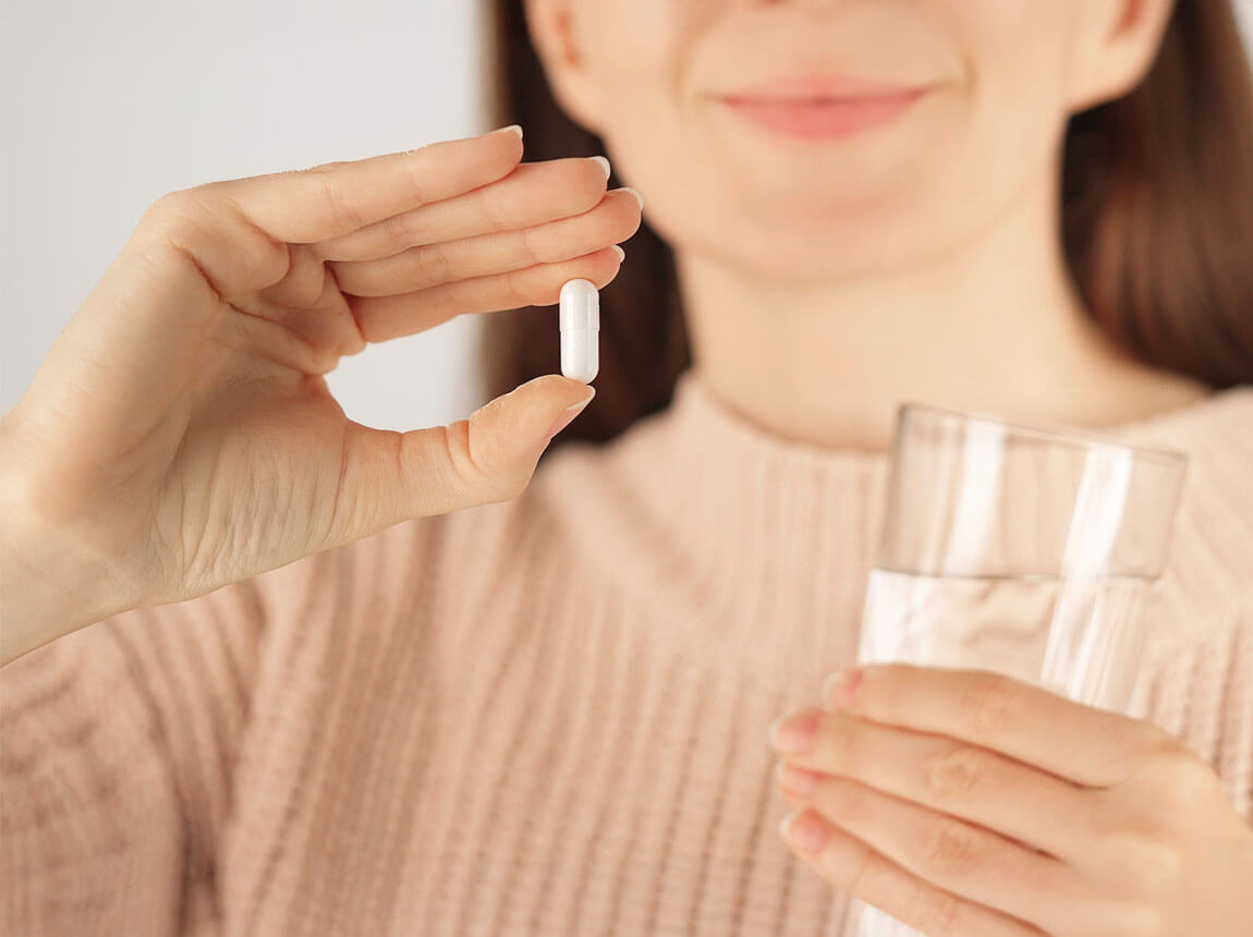 жінка з капсулою селену