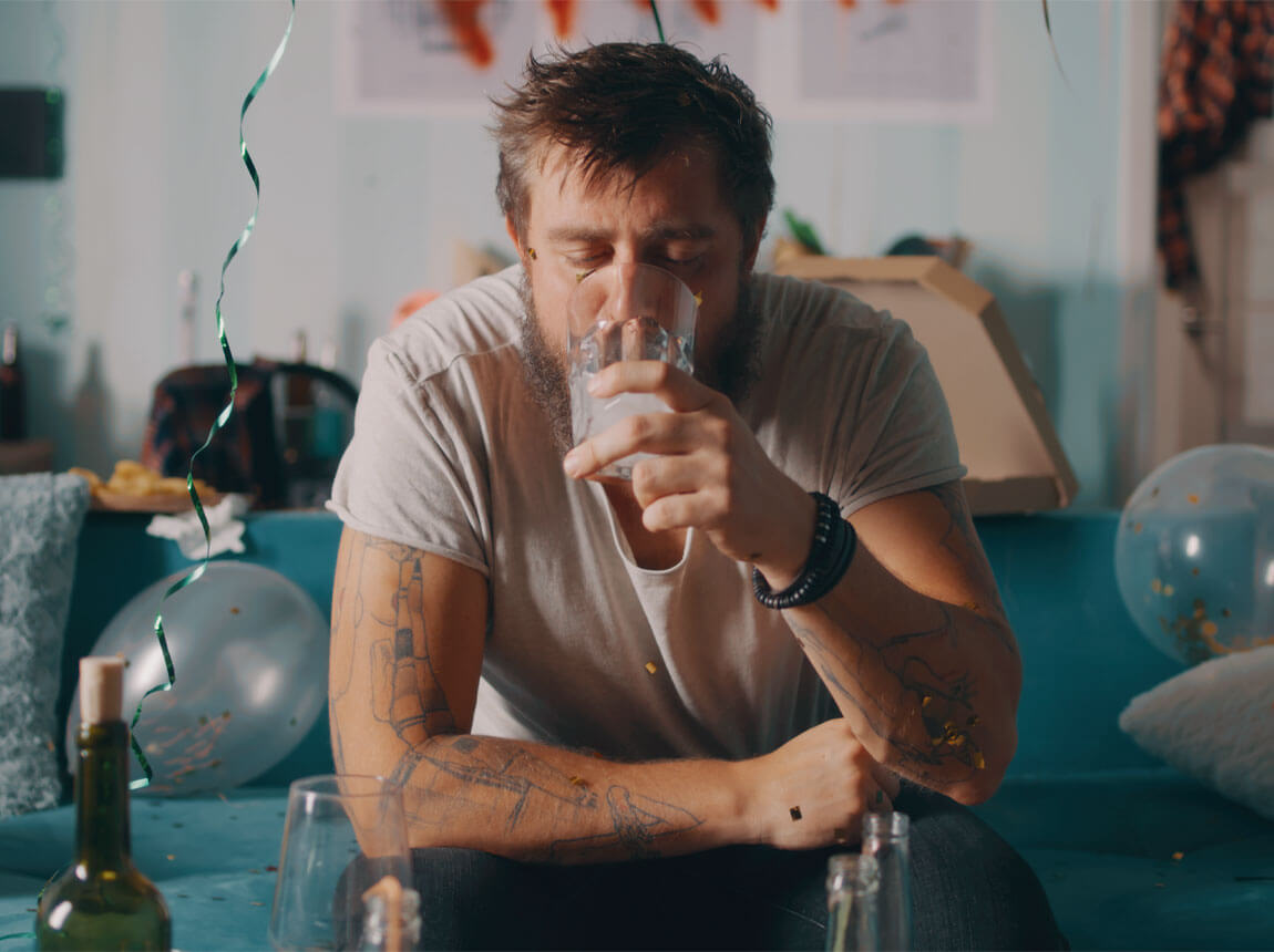 чоловік - похмілля після вечірки  