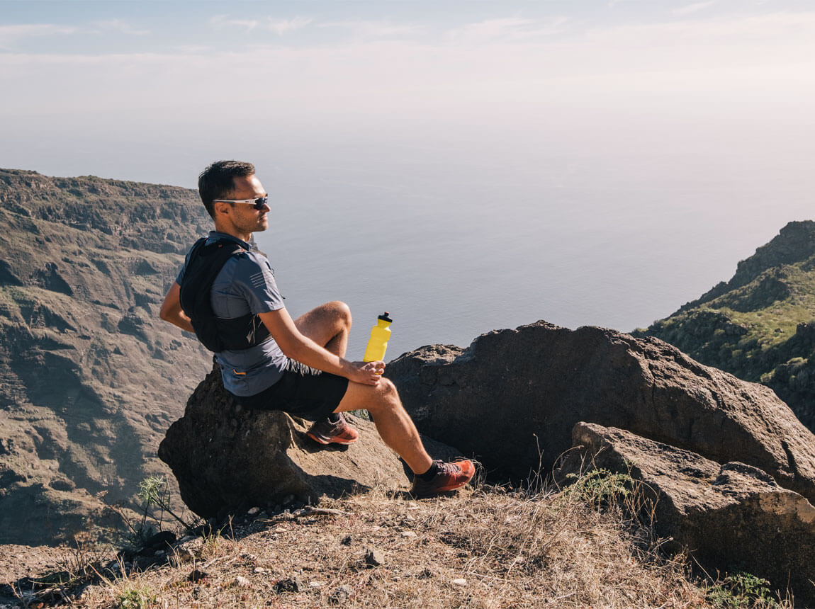 чоловік з флягою - електроліти в горах
