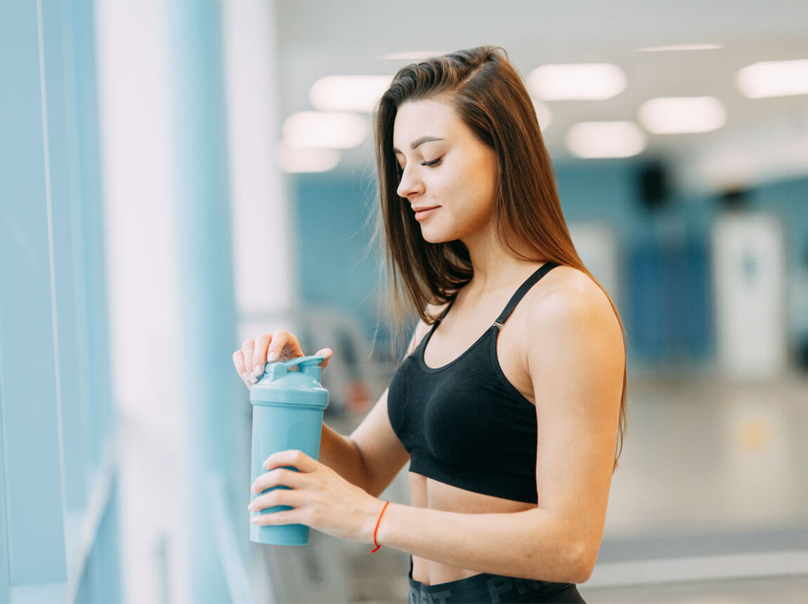 жінка з протеїновим шейком 