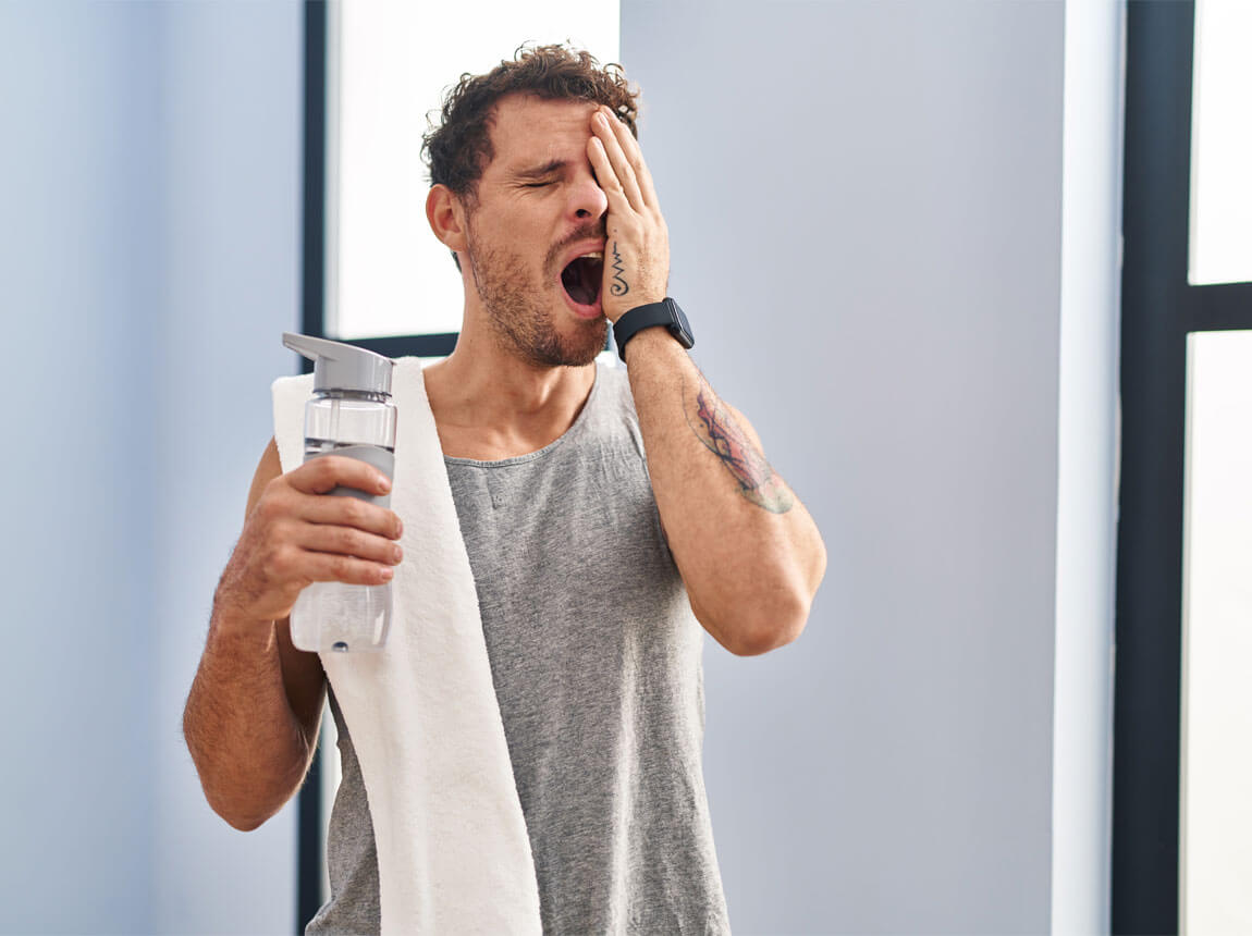 втомлений, сонний чоловік після тренування  